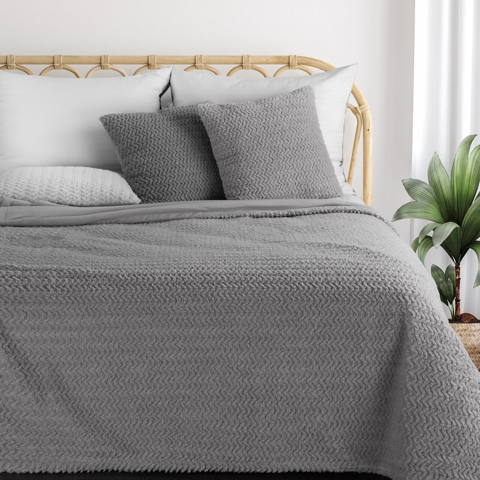 Wohndecke Doppelseitige Fleecedecke LARIS 130x170 cm Strickoptik, Eurofirany, Flauschige Glamour-Oberseite mit leicht glänzenden Fäden