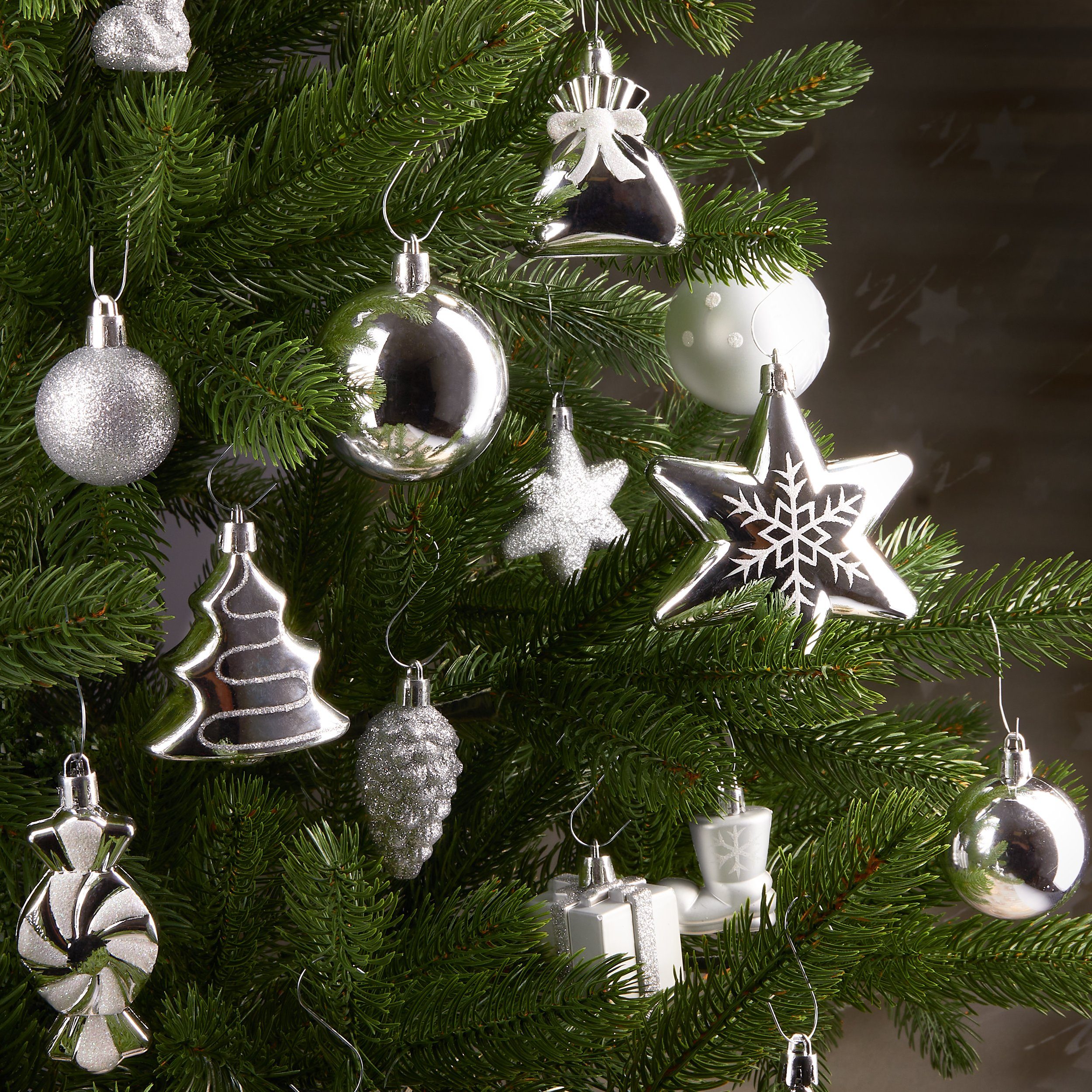 BRUBAKER Weihnachtsbaumkugel Baumkugeln 77-teiliges aus Silber Weihnachtsdekoration Christbaumschmuck Kunststoff, Weihnachtskugel-Set,
