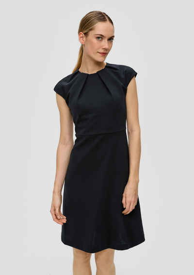 s.Oliver BLACK LABEL Minikleid Kurzes Kleid mit plissiertem Rundhalsausschnitt