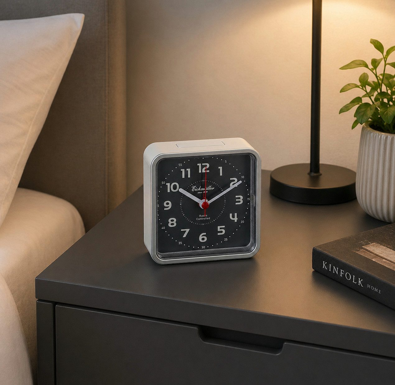 Eichmüller Funkwecker 9842-03 Analog Silber quadratisch leise Snooze Licht Nachttischwecker