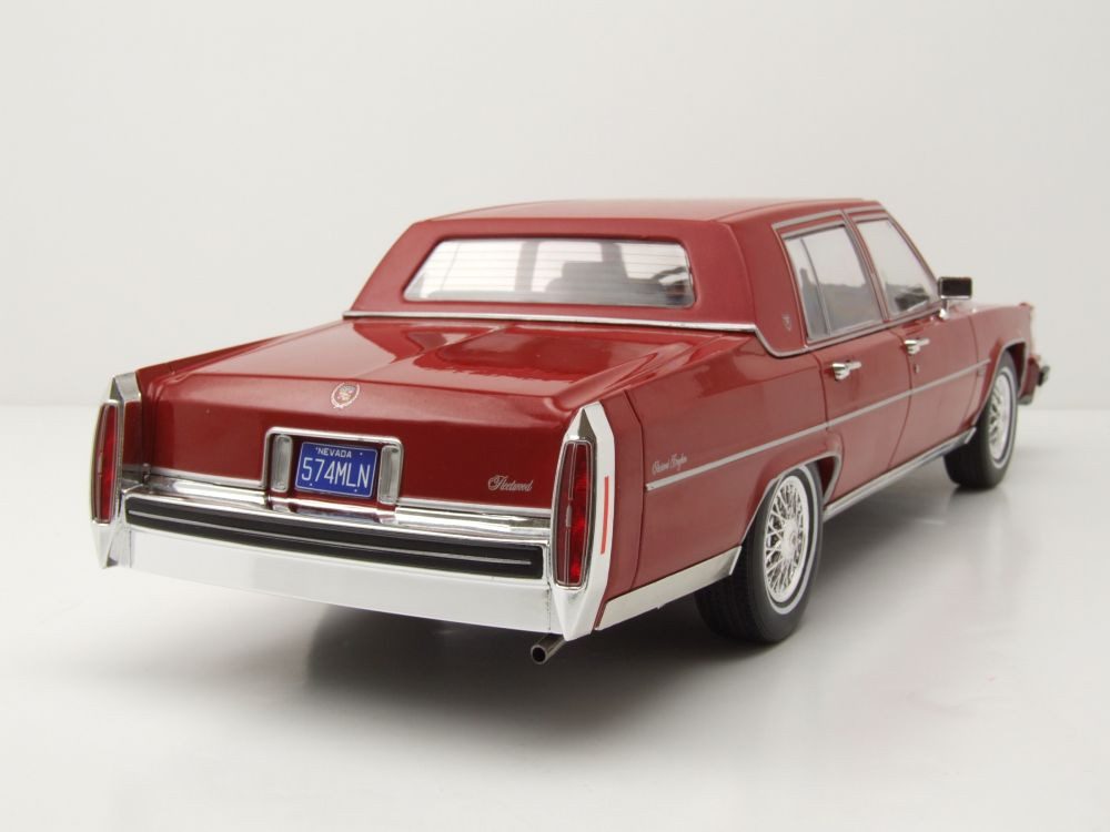 MCG Modellauto Cadillac Fleetwood Brougham 1982 dunkelrot metallic, Maßstab 1:18