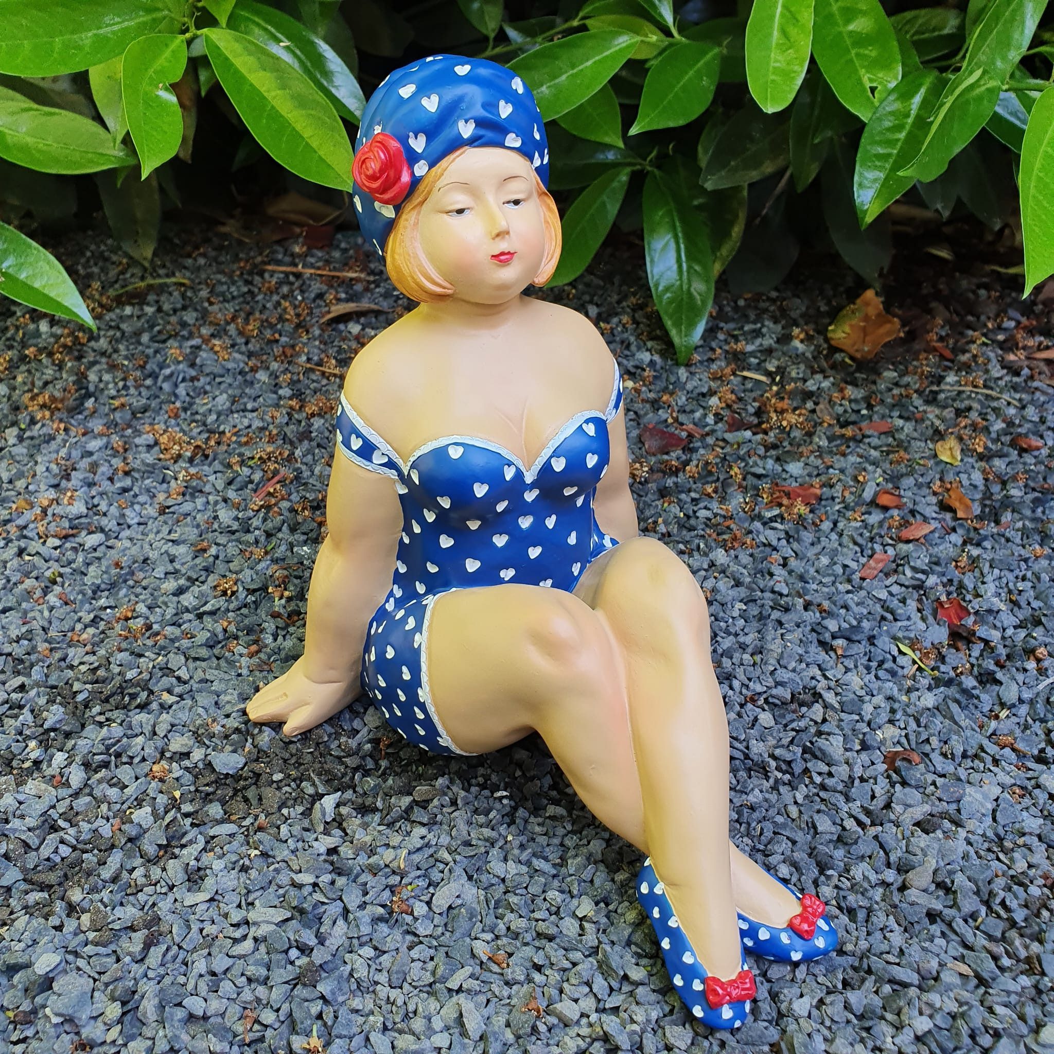 Aspinaworld Gartenfigur Badenixe Figur sitzend 20 cm blau mit Herzmuster – für Teichrand – Bild 2 von 4