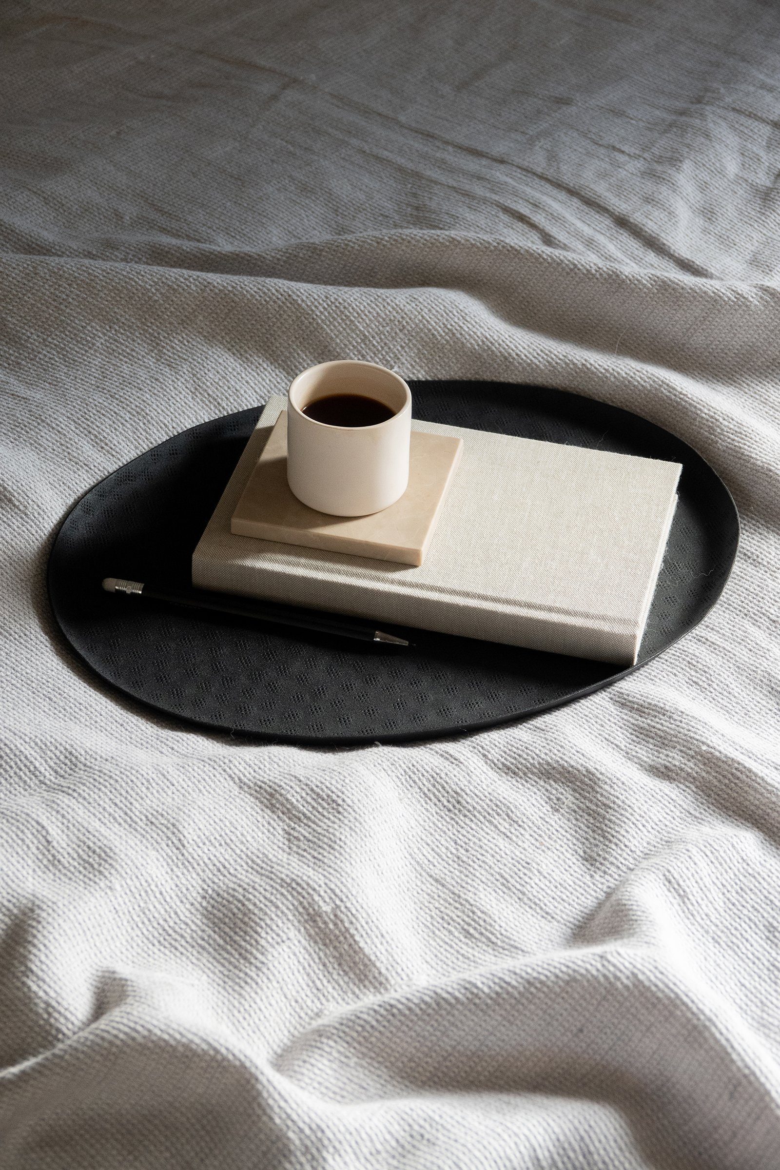 LaLe Living Dekotablett Junis in Schwarz, oval gehämmert in 36 cm, aus Eisen