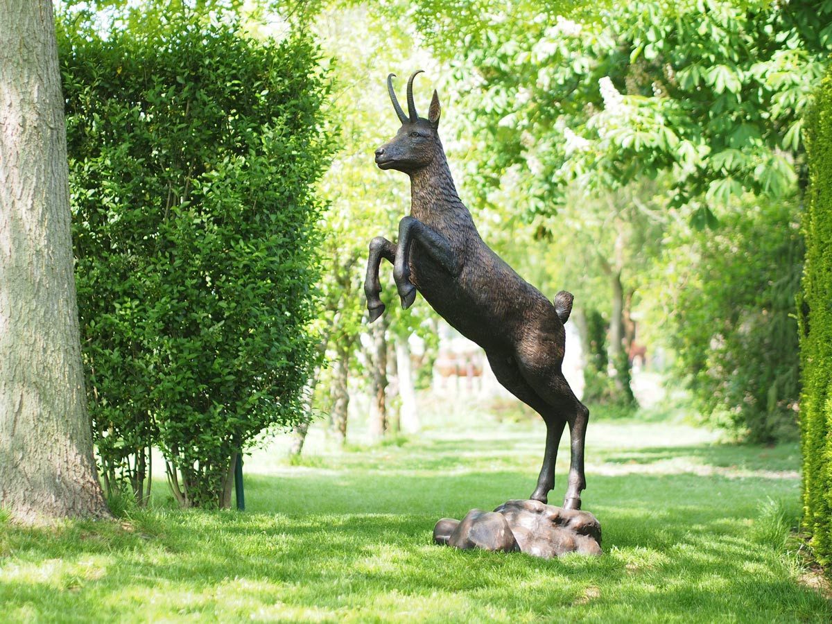 Skulptur Bronzefigur springende Bergziege