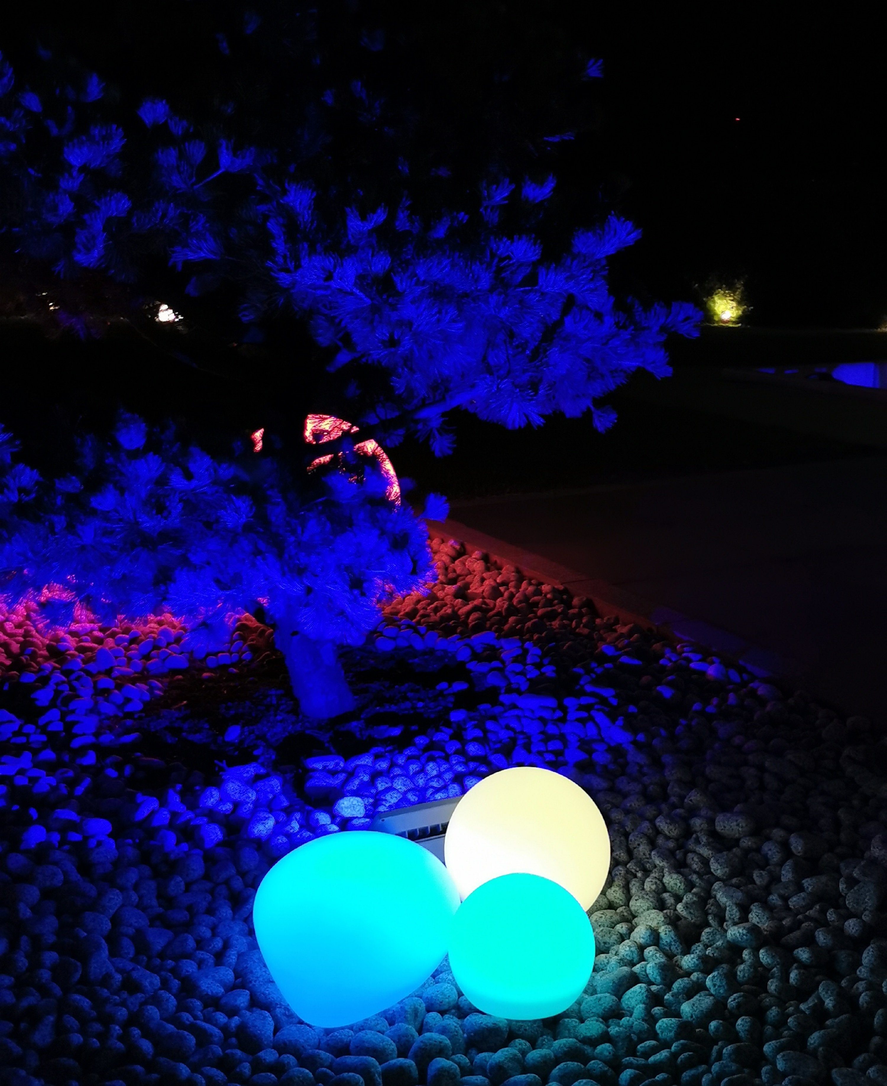 TRANGO LED Solarleuchte, SO-00134 3er Set LED Solar-Leuchtkugel IP44 Solar Leuchtstein in 20/30/40cm Durchmesser Weiß matt mit 3000K warmweiß LED & RGB Farbwechsel LED *SNOWY* Solarkugel Kugelleuchte, Außenleuchte, Kugellampe, Gartenleuchte