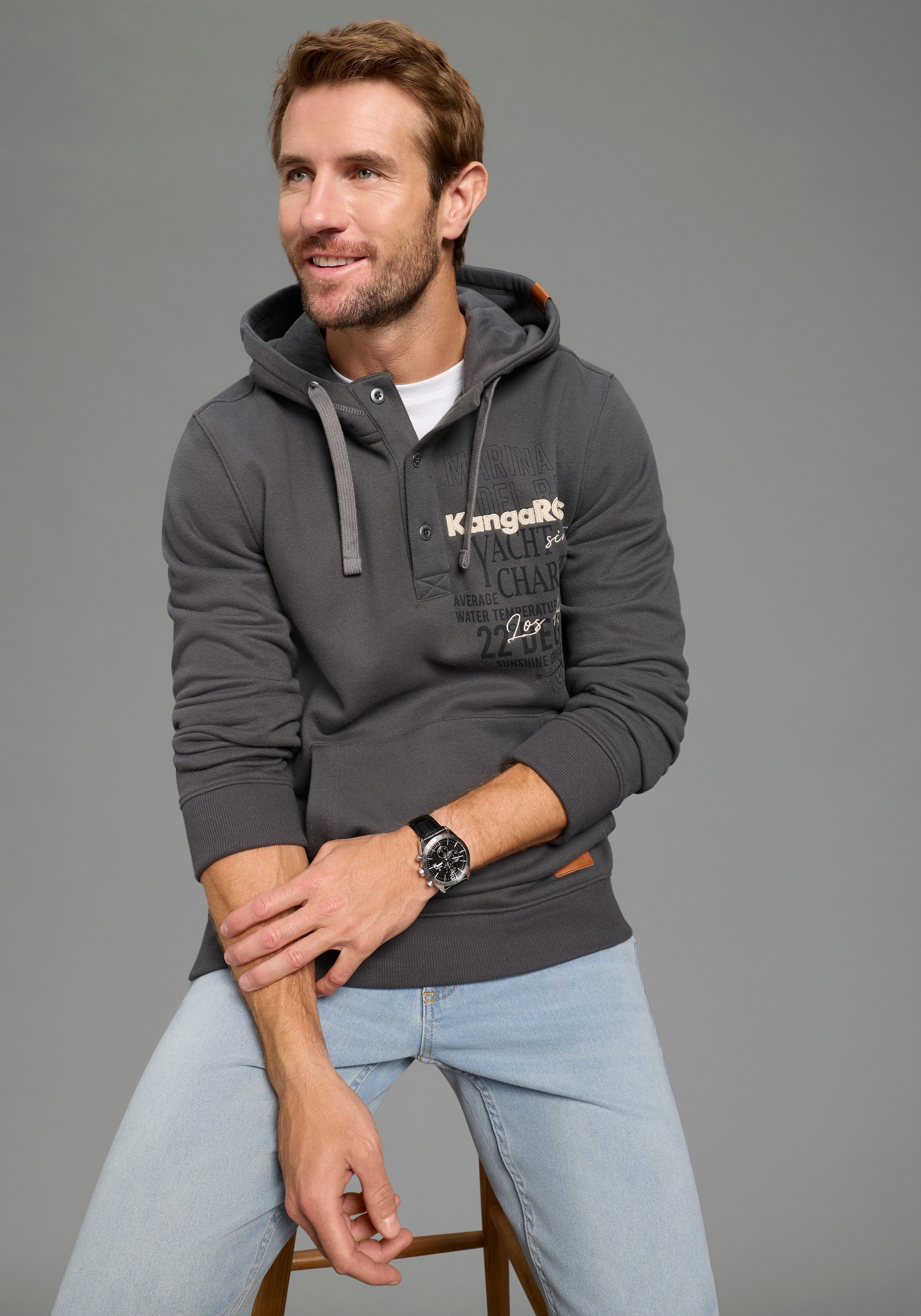 KangaROOS Kapuzensweatshirt mit Kapuze und Kordelzug, mit Kängurutasche, Langarm-Design. € 49,99, (€ 49,99 pro 1 Stk).