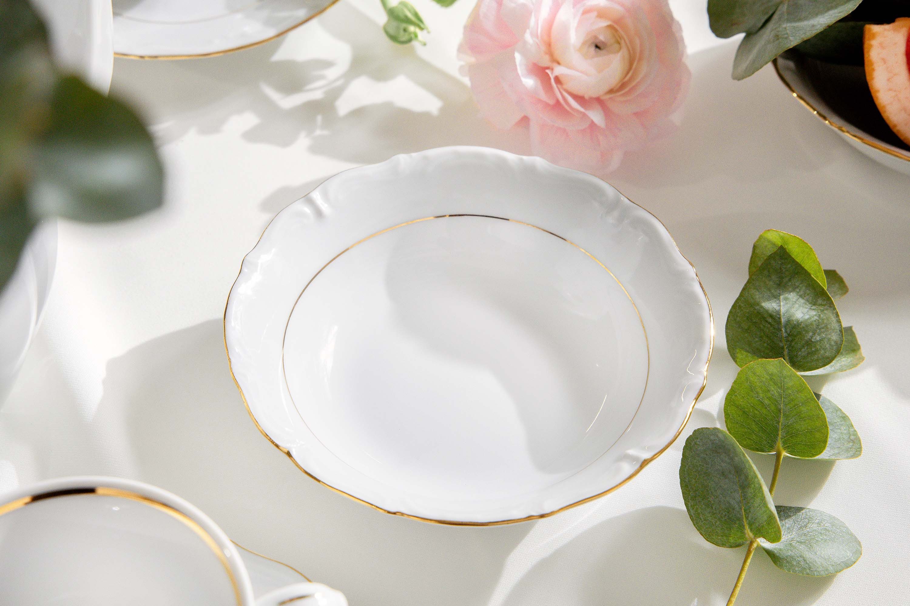 KONSIMO® Schüssel CHODZIEZ MARIA TERESA Salatschüssel, Servierschale, Porzellan, Premium-Porzellan, in zwei Größen, Handdekoration in echtem Gold