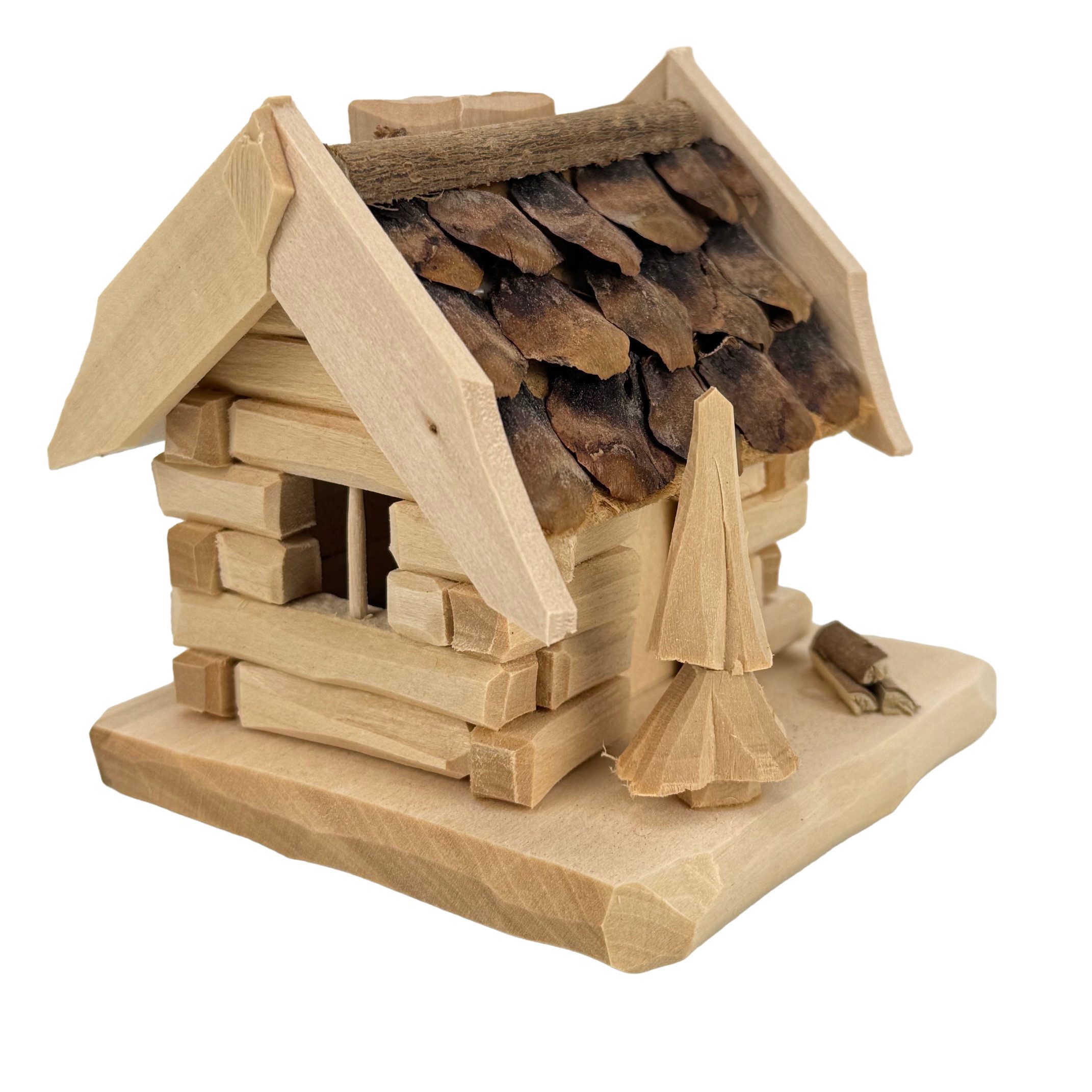 SAICO Original Räucherhaus mit Dachschindeln aus Tannenzapfen und geschnitzten Baum, Weihnachtsdeko - Inklusive 5 duftende Räucherkerzen