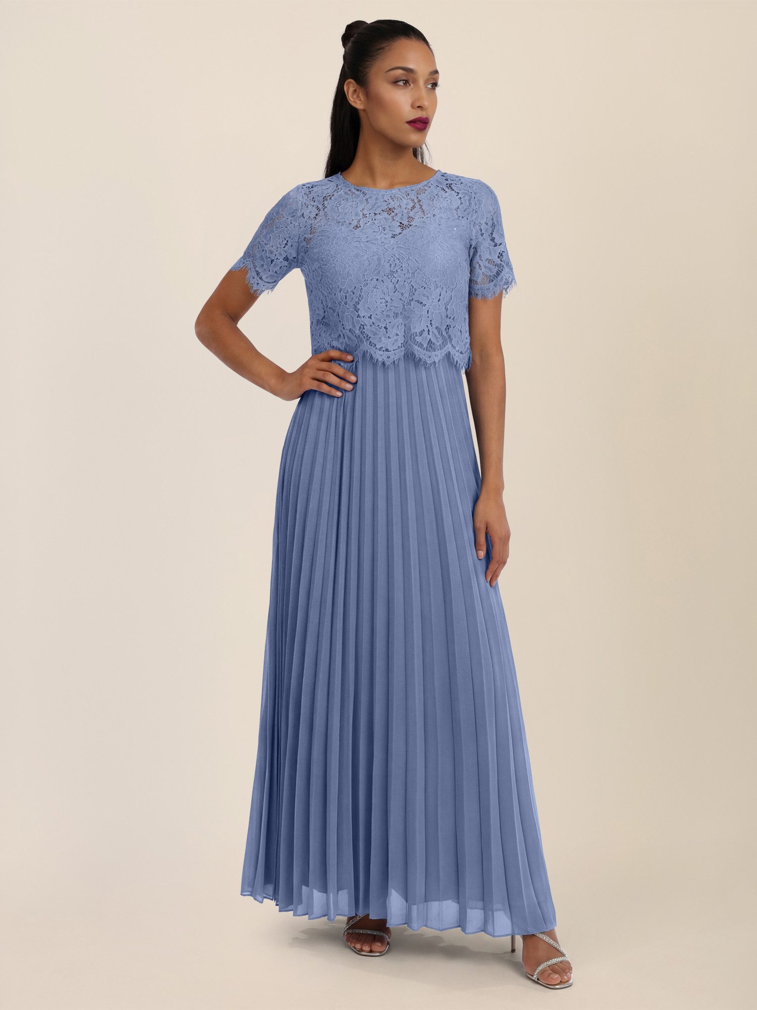 Apart Abendkleid mit Spitzenoberteil und Plisseerock