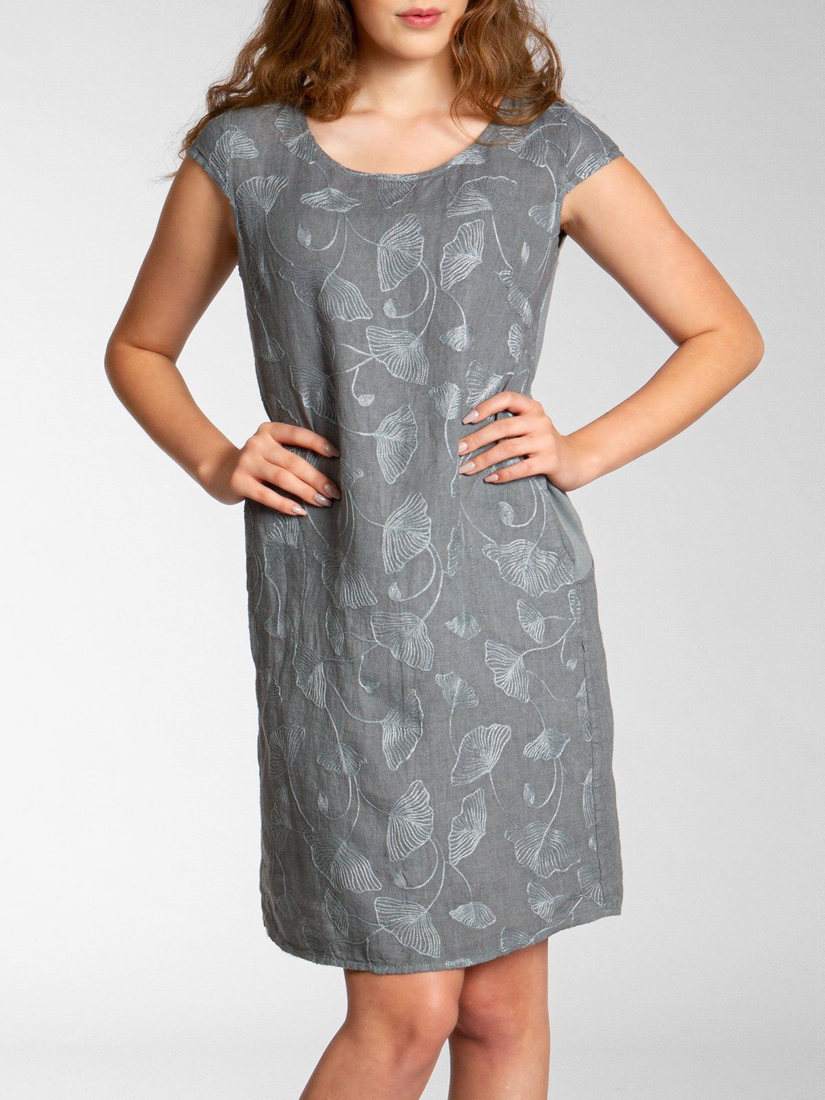 Caspar Sommerkleid SKL031 knielanges Damen Sommer Leinenkleid mit Ginko Blatt Stickmuster Luftig leicht, figurumspielende Form, mit seitlichem Jersey-Einsatz