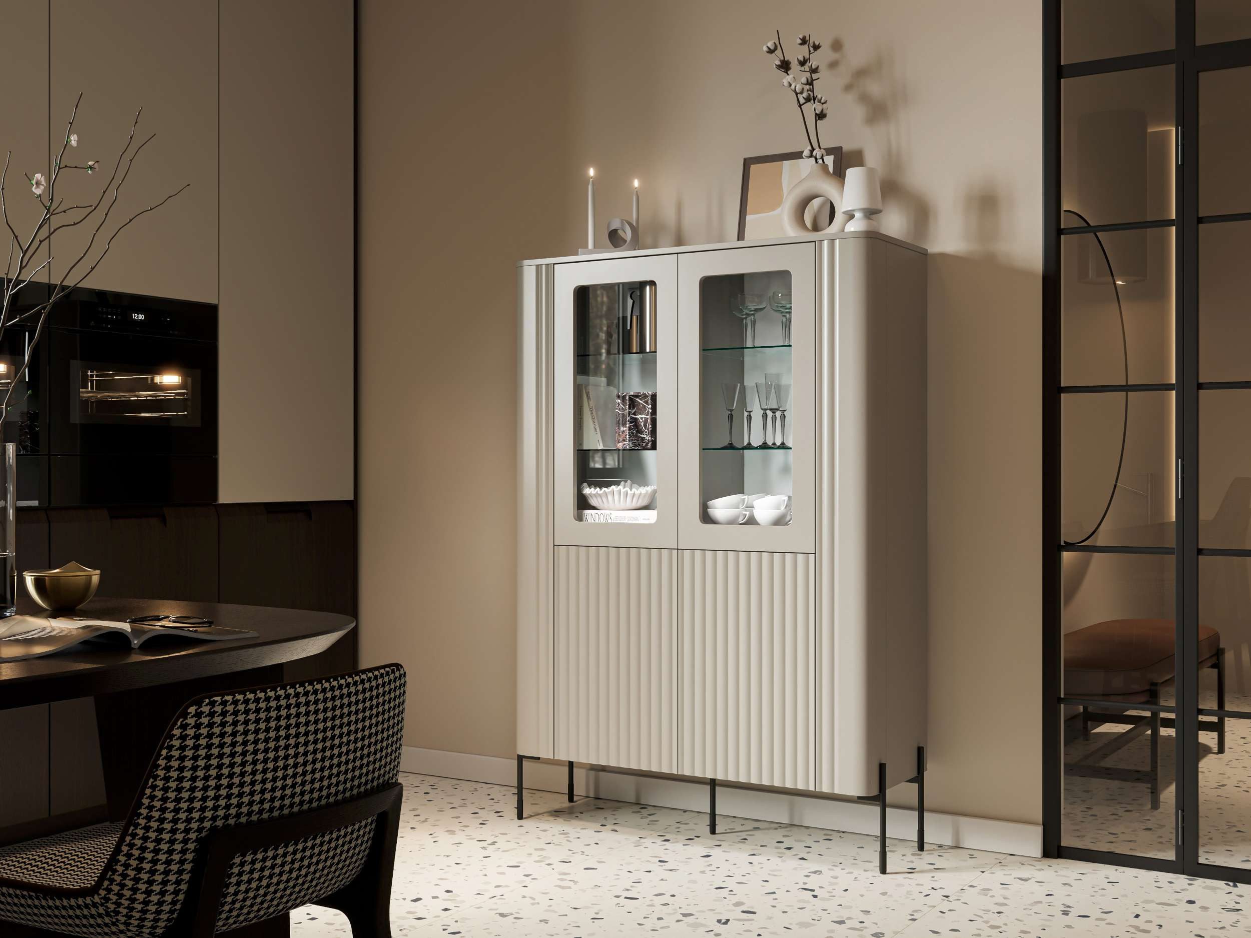 99rooms Vitrine Reva (Standvitrine, Wohnmöbel) mit Glastüren, aus Holzwerkstoff, schwarze Metallfüße