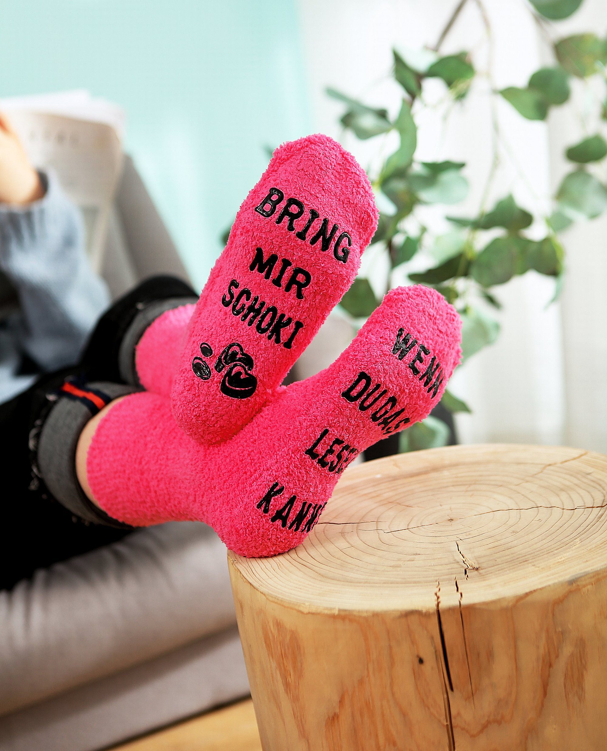 Lucadeau Kuschelsocken mit Spruch "bring mir Schoki", Geburtstagsgeschenk für Frauen (Cupcake Verpackung, 1 Paar) rutschfest, Gr. 36-43, Geschenke für Frauen, Geburtstagsgeschenk