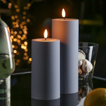 Deluxe Homeart LED-Kerze MIA Deluxe für Außen flackernde Flamme H: 20cm D: 7,5cm outdoor grau (1-tlg)