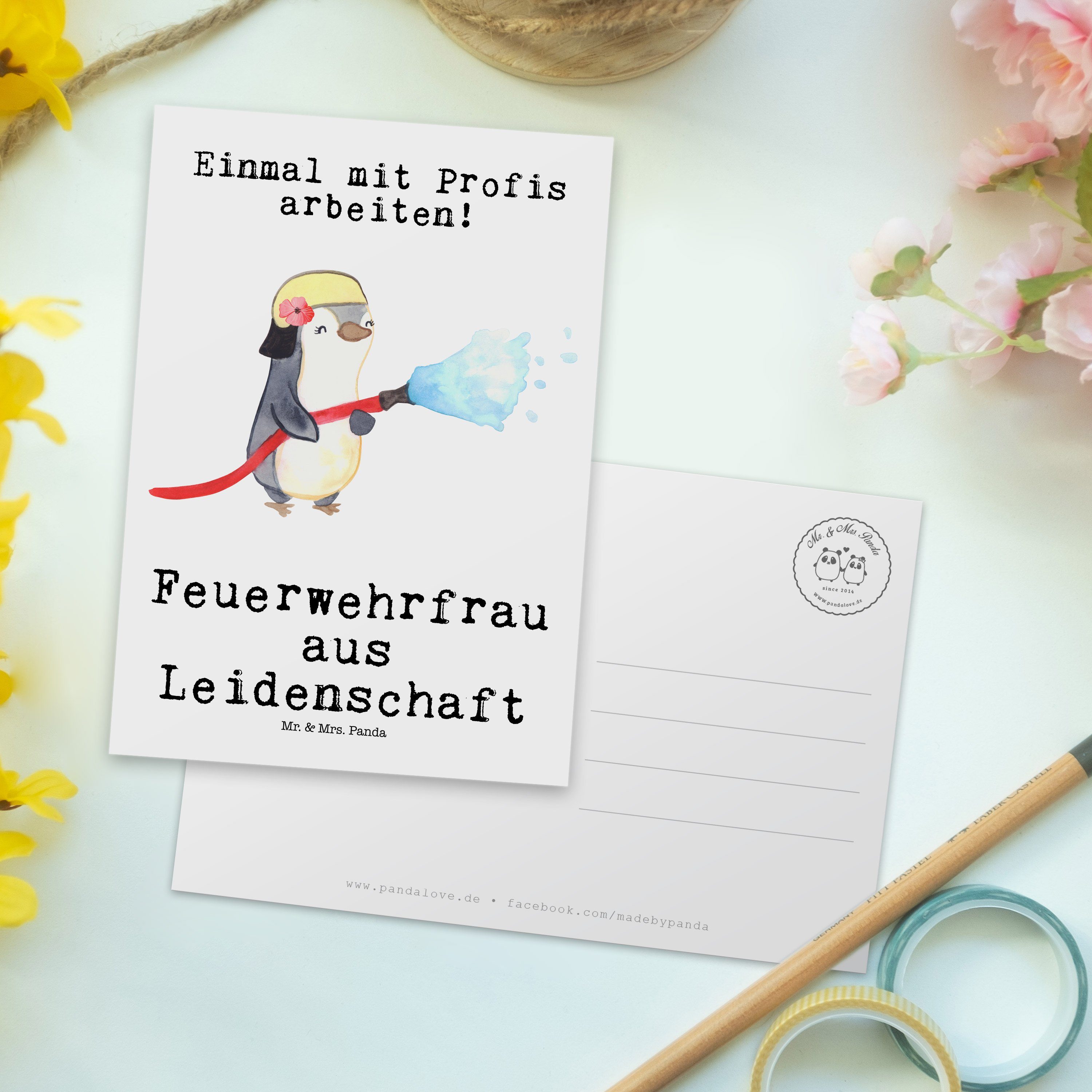 Mrs. Feuerwehrfrau Geschenk, Panda & Mr. Geburtstagskarte, - A Leidenschaft - Postkarte Weiß aus