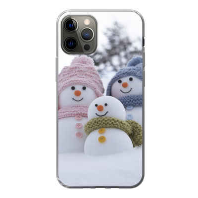 MuchoWow Handyhülle Eine Familie von Weihnachtspuppen in einer verschneiten Landschaft, Handyhülle Apple iPhone 12 Pro, Smartphone-Bumper, Print, Handy