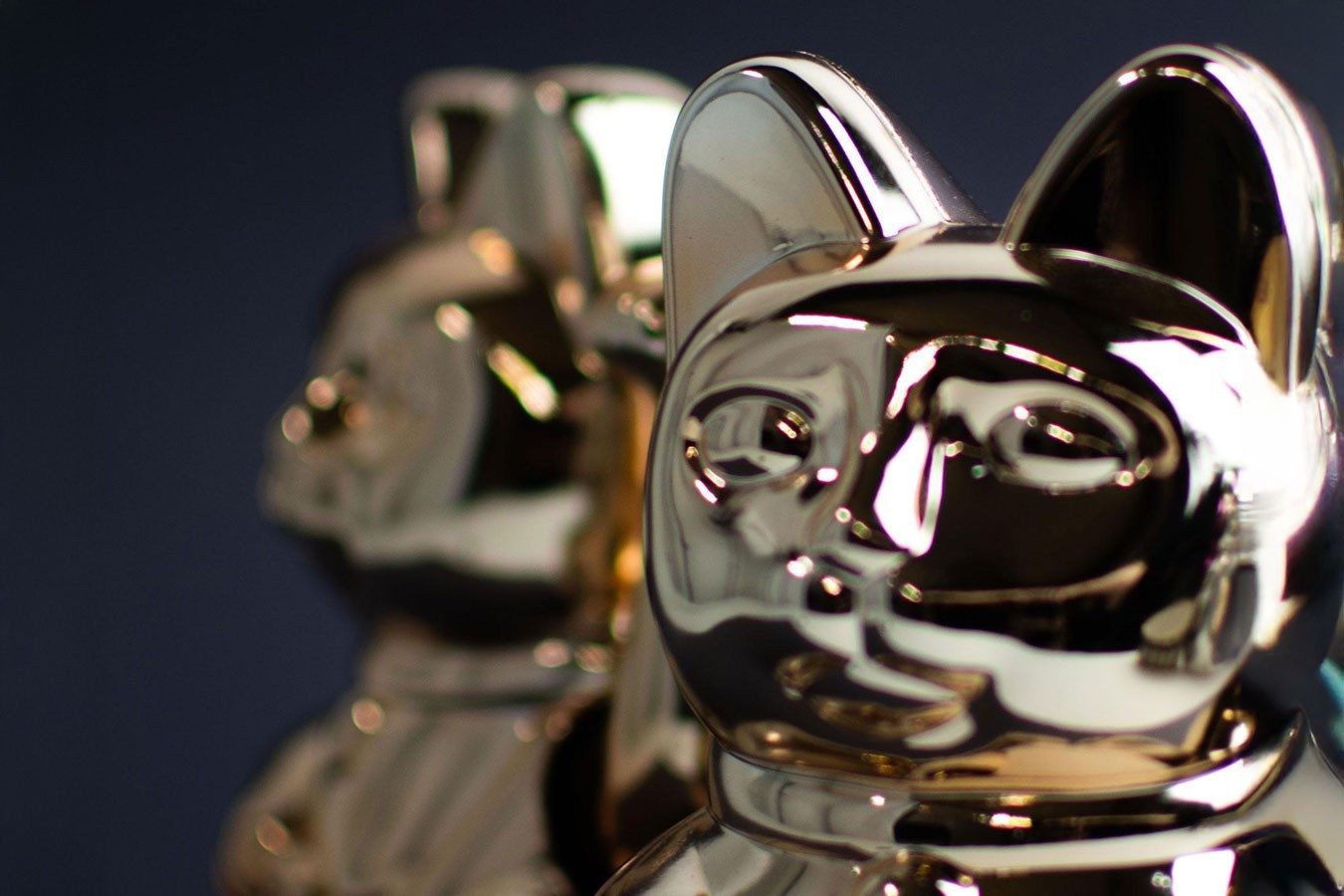 daslagerhaus living Kosmetiktasche Winkekatze Lucky Cat Cosmic shiny platin