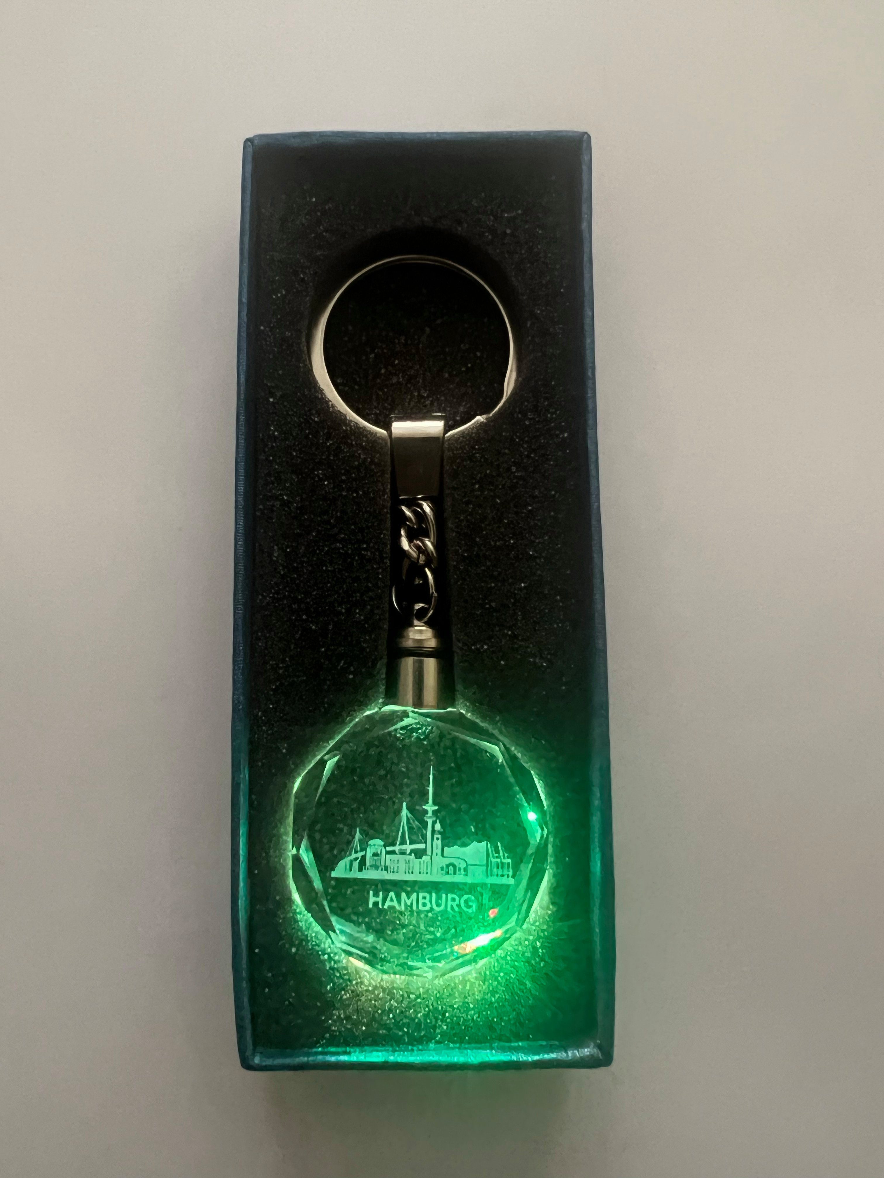 Stelby Schlüsselanhänger Hamburg Multicolor mit Schlüsselanhänger Geschenkbox LED