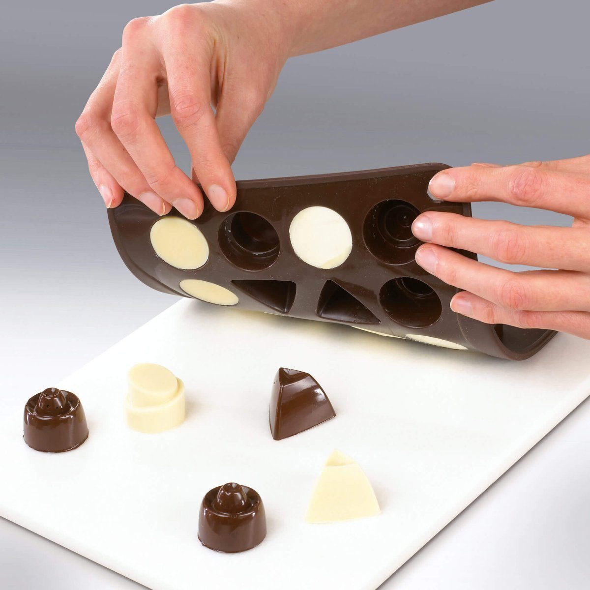 Dr. Oetker Küchenhelfer Silikonform Silikon-Schokoladenform Classic, 16 St.