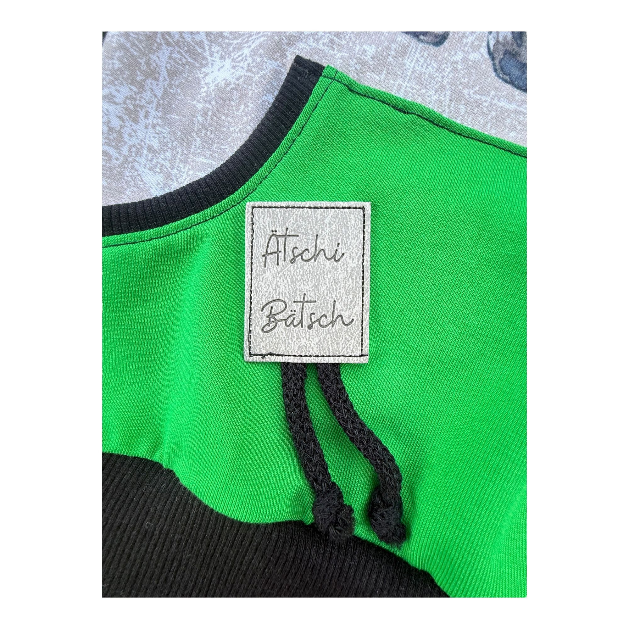 Land-Juwelen Hoodie mit Traktor grasgrün