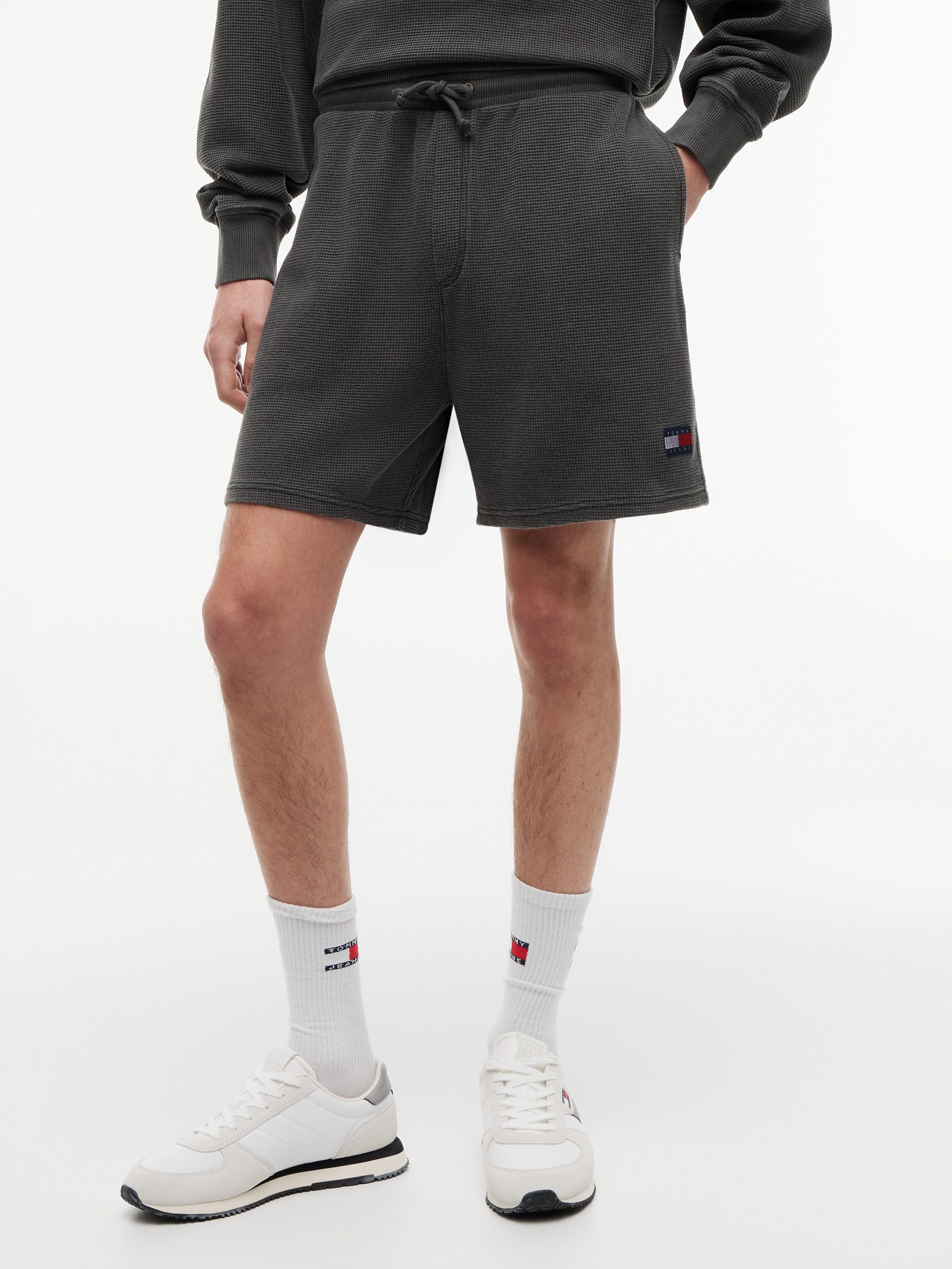 Tommy Jeans Sweatshorts TJM WASHED WAFFLE BEACH SHORT aus Waffelstrick und elastischem Bund