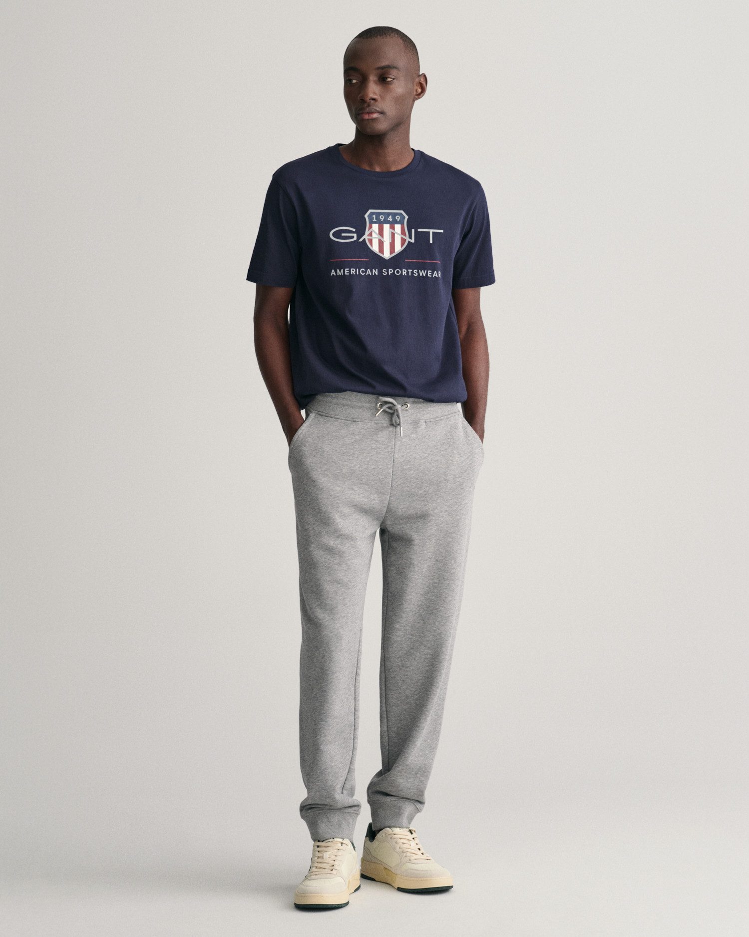 Gant Sweathose REG SHIELD SWEATPANTS mit Logostickerei unterhalb des Bunds