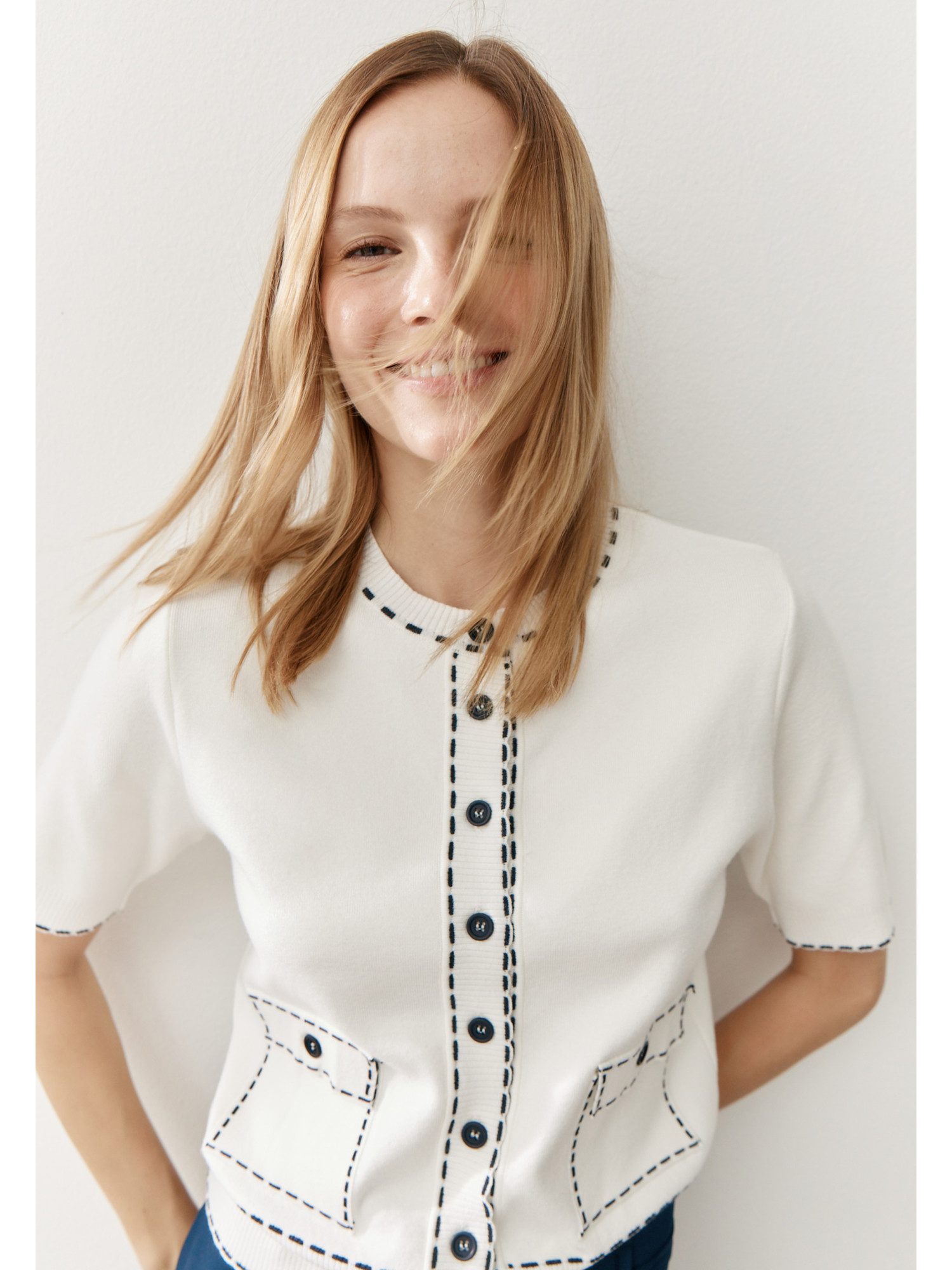 MORE&MORE Strickjacke stylishe Kurzarm-Strickjacke, Ziernähte