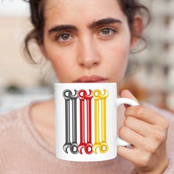 Trendation Tasse Trendation - KFZ Mechaniker Geschenk Lustig Tasse Automechaniker Mechatroniker Werkstatt Tasse Deutschland Flagge