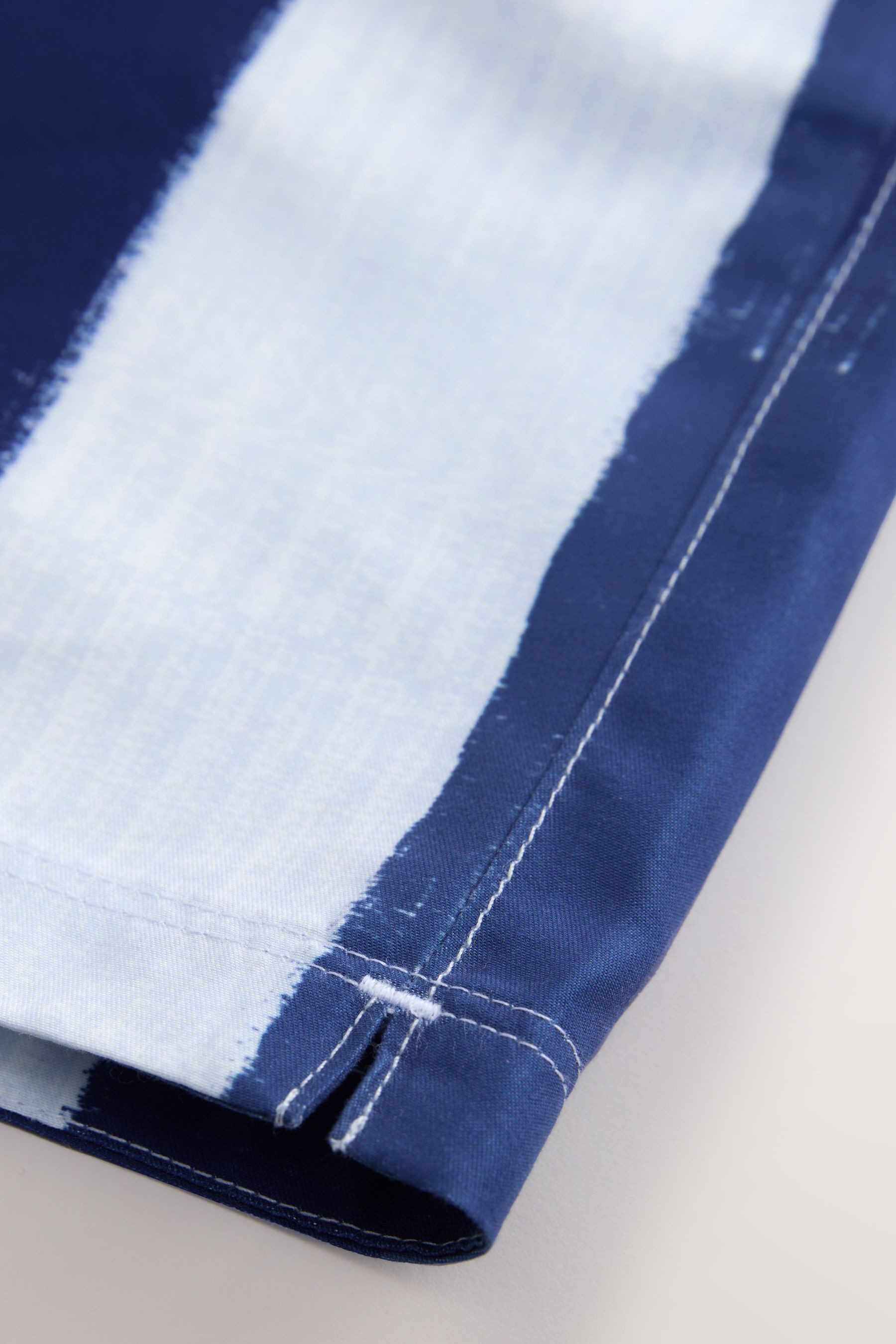 Next Badeshorts Essential Badeshorts mit Wasserfarben-Streifen (1-St)