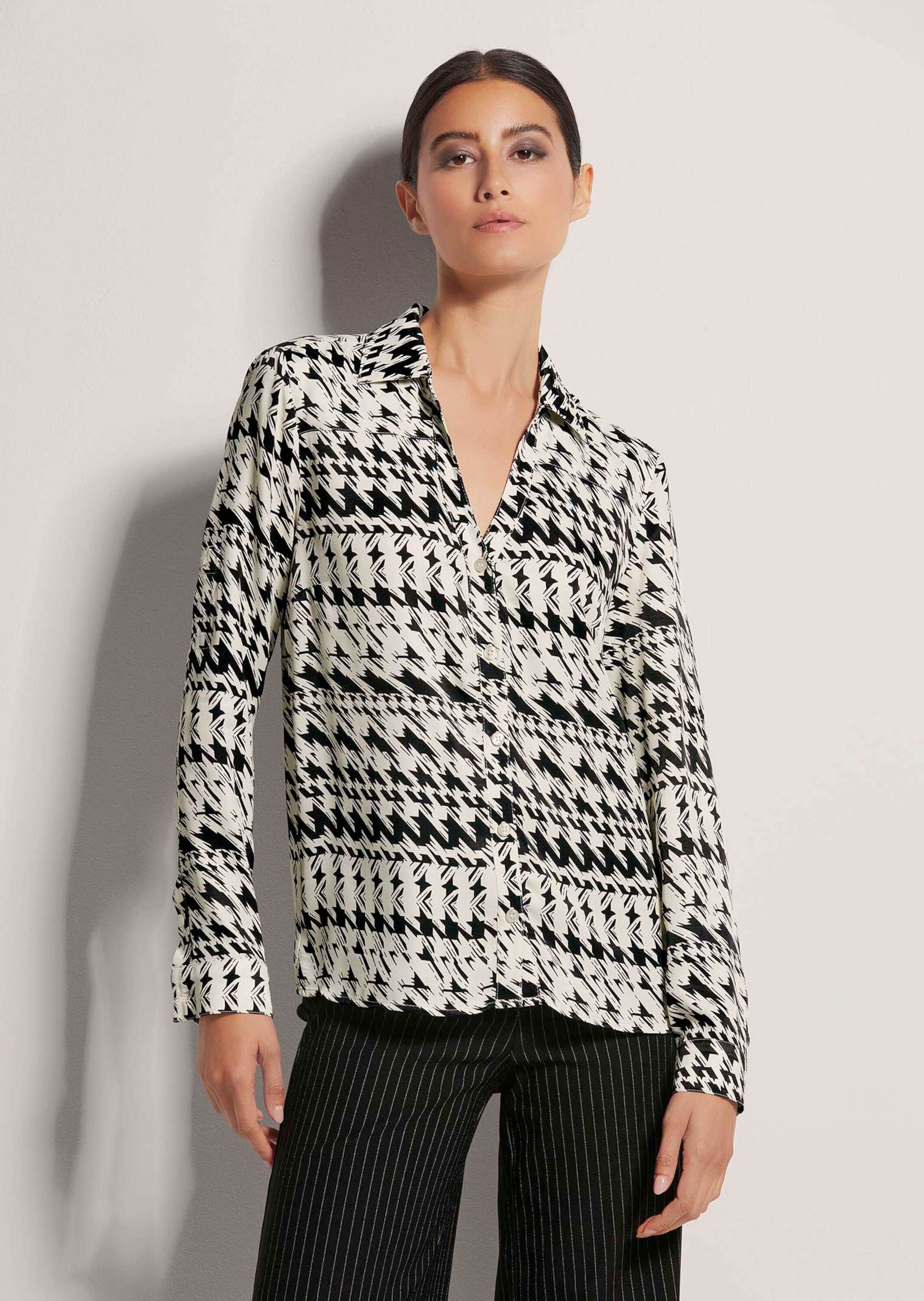 Langarmbluse Hemdbluse mit Kontrastprint und Dekolleté-Ausschnitt