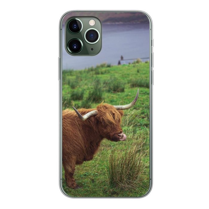MuchoWow Handyhülle Schottische Highlander - Gras - Wasser - Tiere Handyhülle Apple iPhone 11 Pro Smartphone-Bumper Print Handy