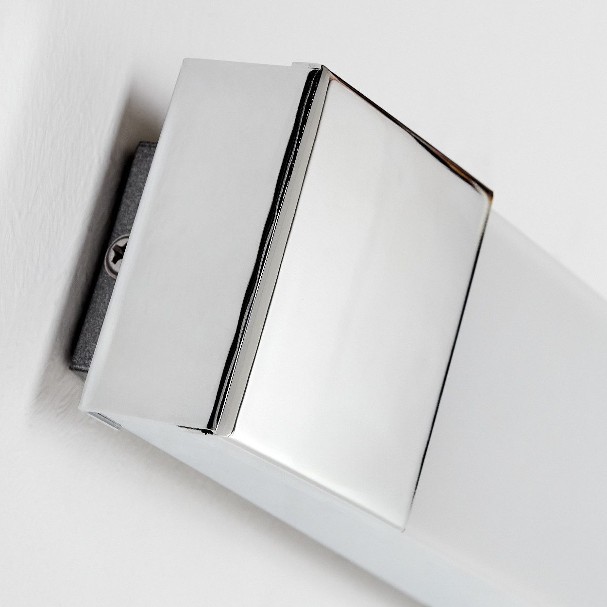 hofstein Spiegelleuchte Wandlampe aus Metall/Kunststoff in Chrom/Weiß, Badezimmer geeignet, LED wechselbar, Spiegellampe im modernen Design, LED 8,3 Watt, 900 Lumen, 4000 K, IP44