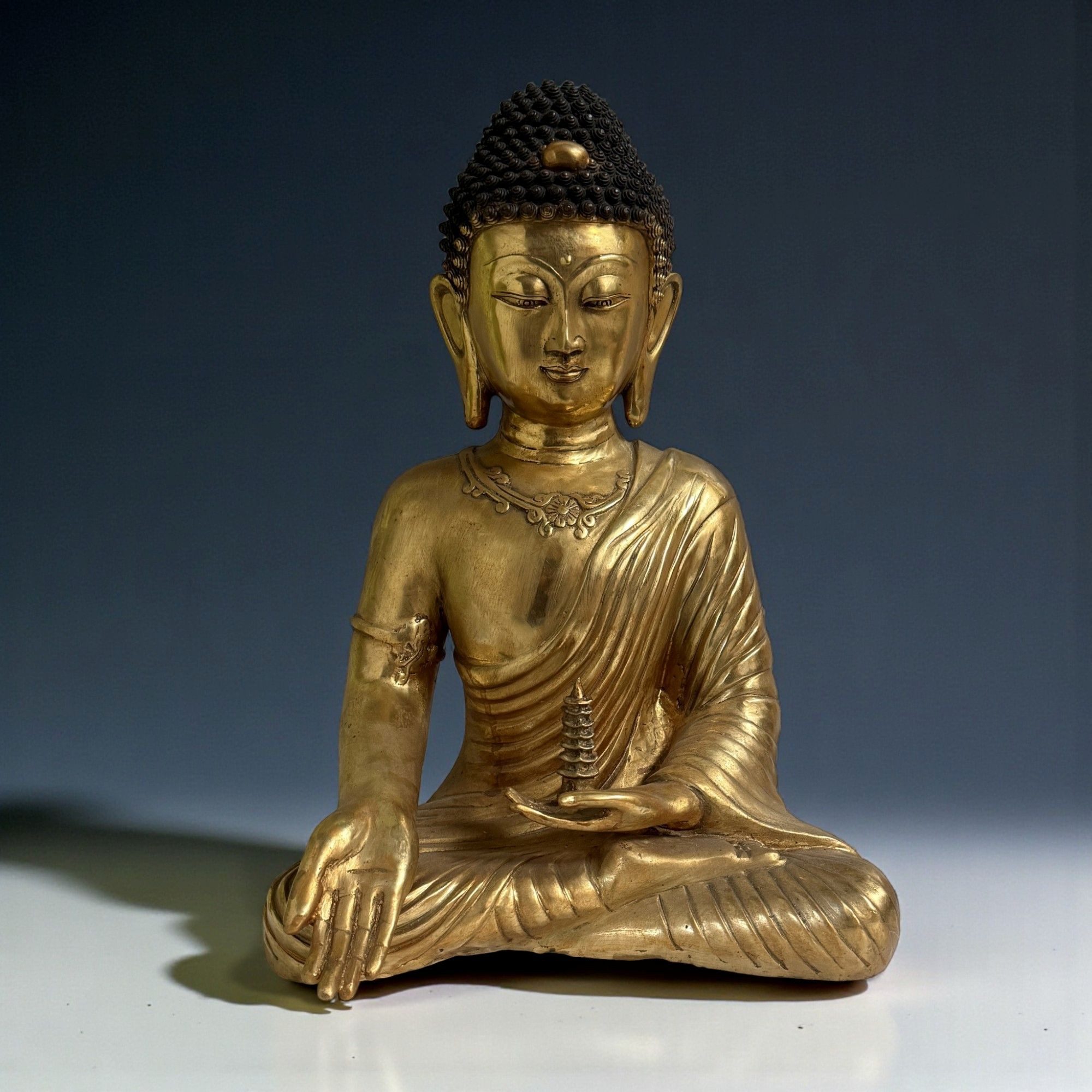 Asien LifeStyle Buddhafigur Bronze Buddha Figur mit Stupa – Tibet China Stil – 43 cm