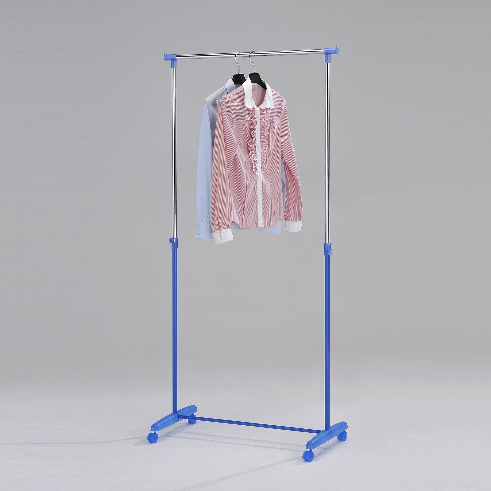 Möbel Akut Kleiderständer S Kleiderwagen Porto Chrom in Kombination mit blau auf Rollen