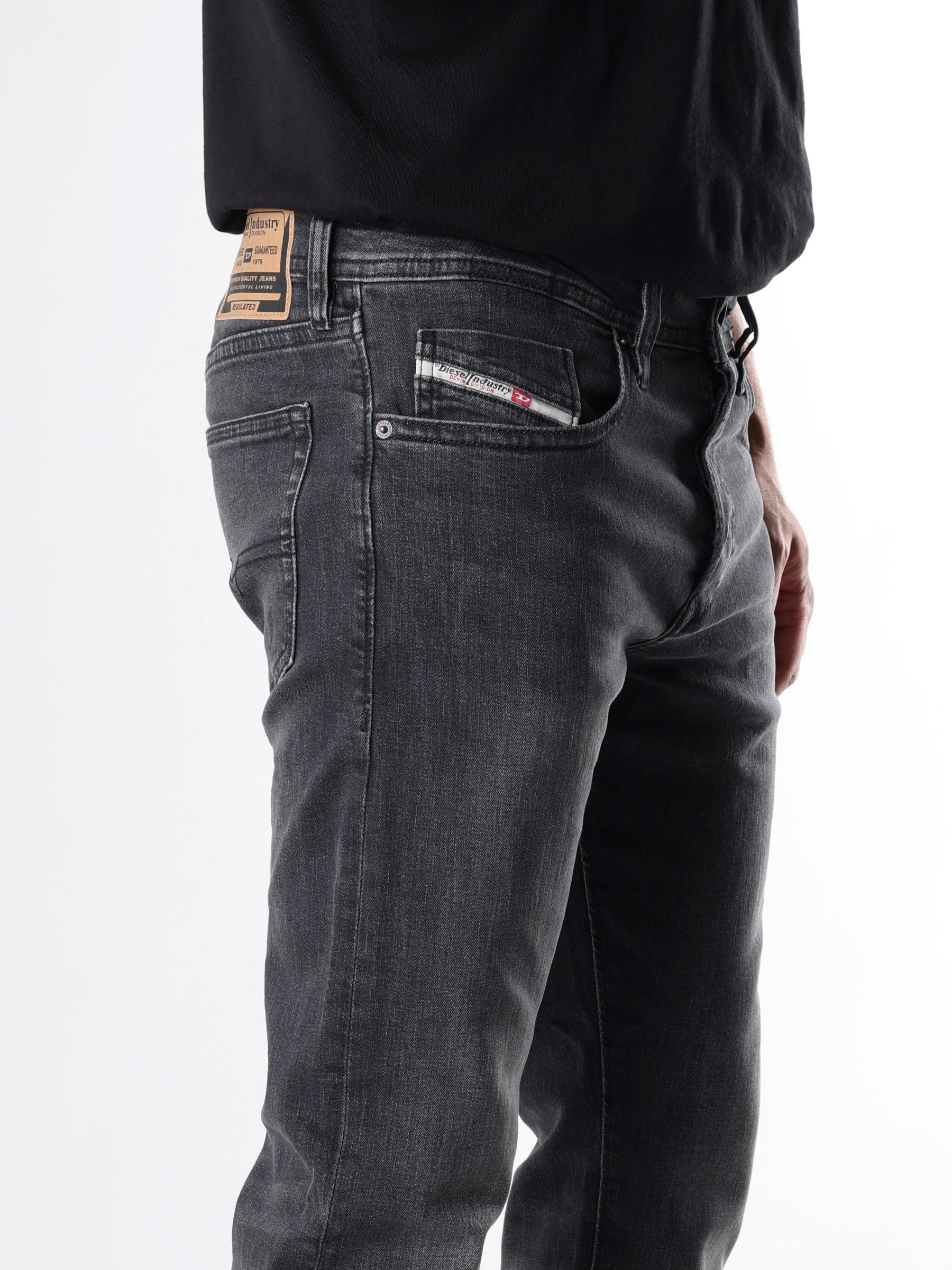 Diesel Tapered-fit-Jeans Regular Fit, niedrige Leibhöhe - BUSTER-X - Länge:32 Leichter Denim, mittlerer bis hoher Stretch