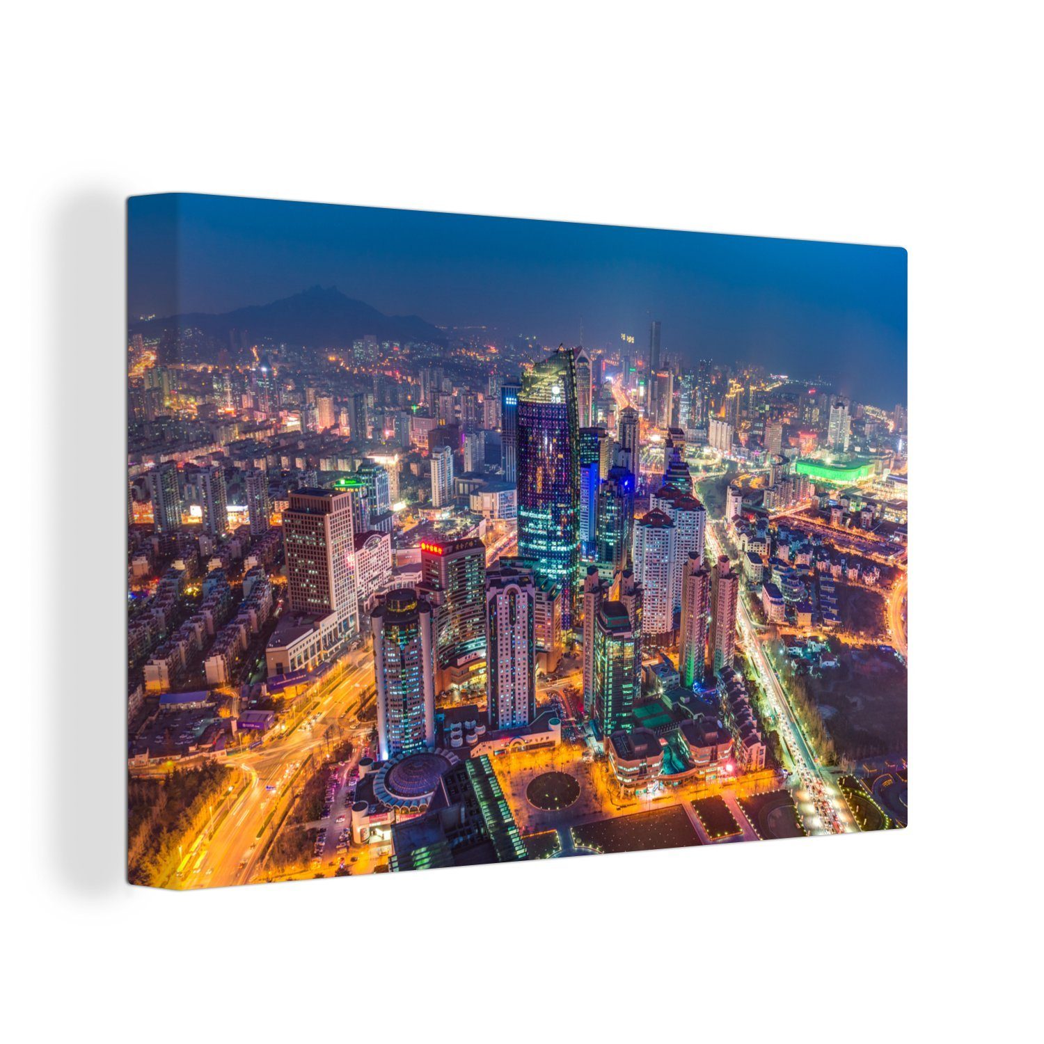 OneMillionCanvasses® Leinwandbild Bunte Wolkenkratzer in Qingdao bei Nacht, (1 St), Wandbild Leinwandbilder, Aufhängefertig, Wanddeko, 30x20 cm