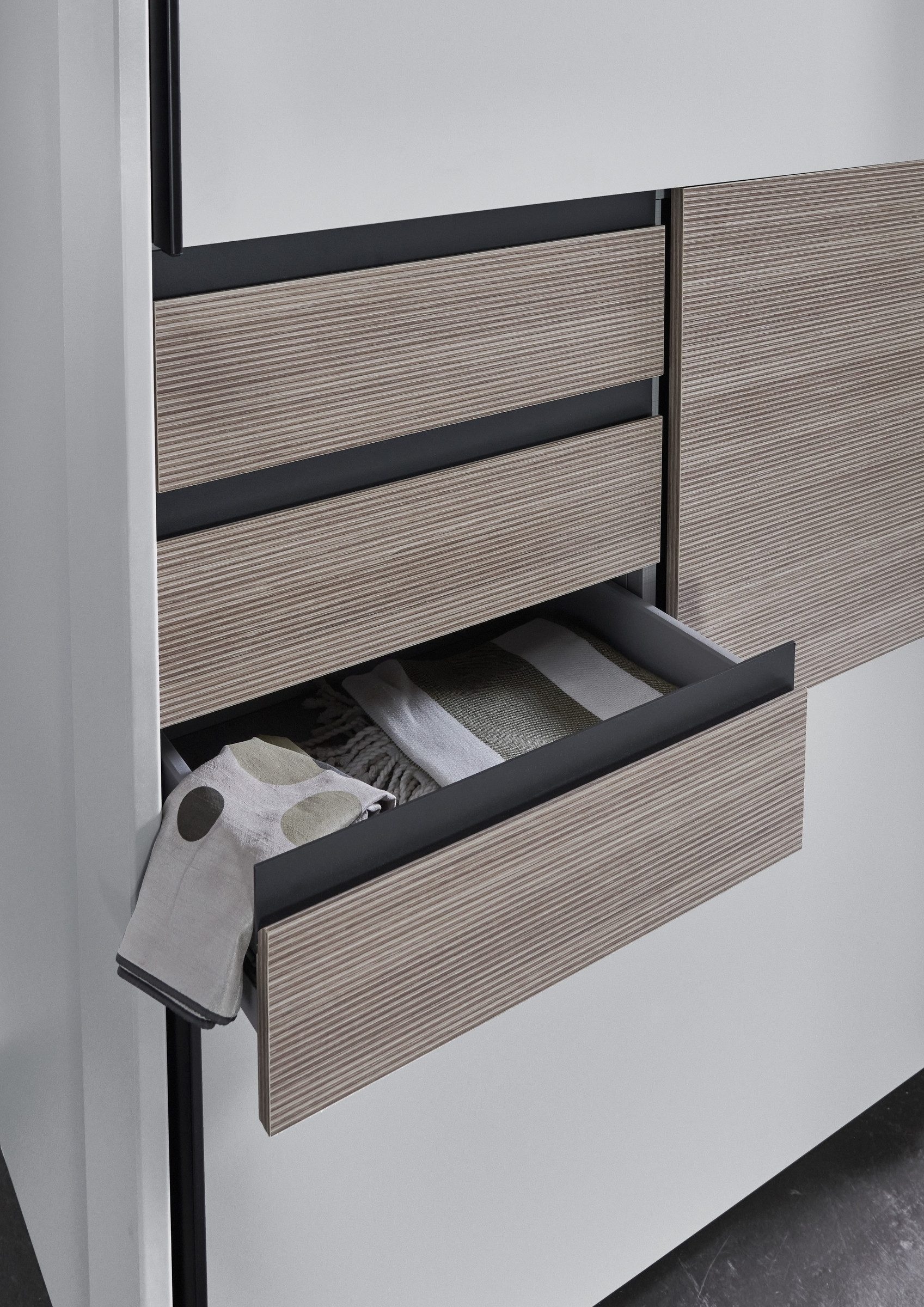 freiraum Schwebetürenschrank Bremen in WEISS / MULTIPLEX - 180x198x65cm (BxHxT)
