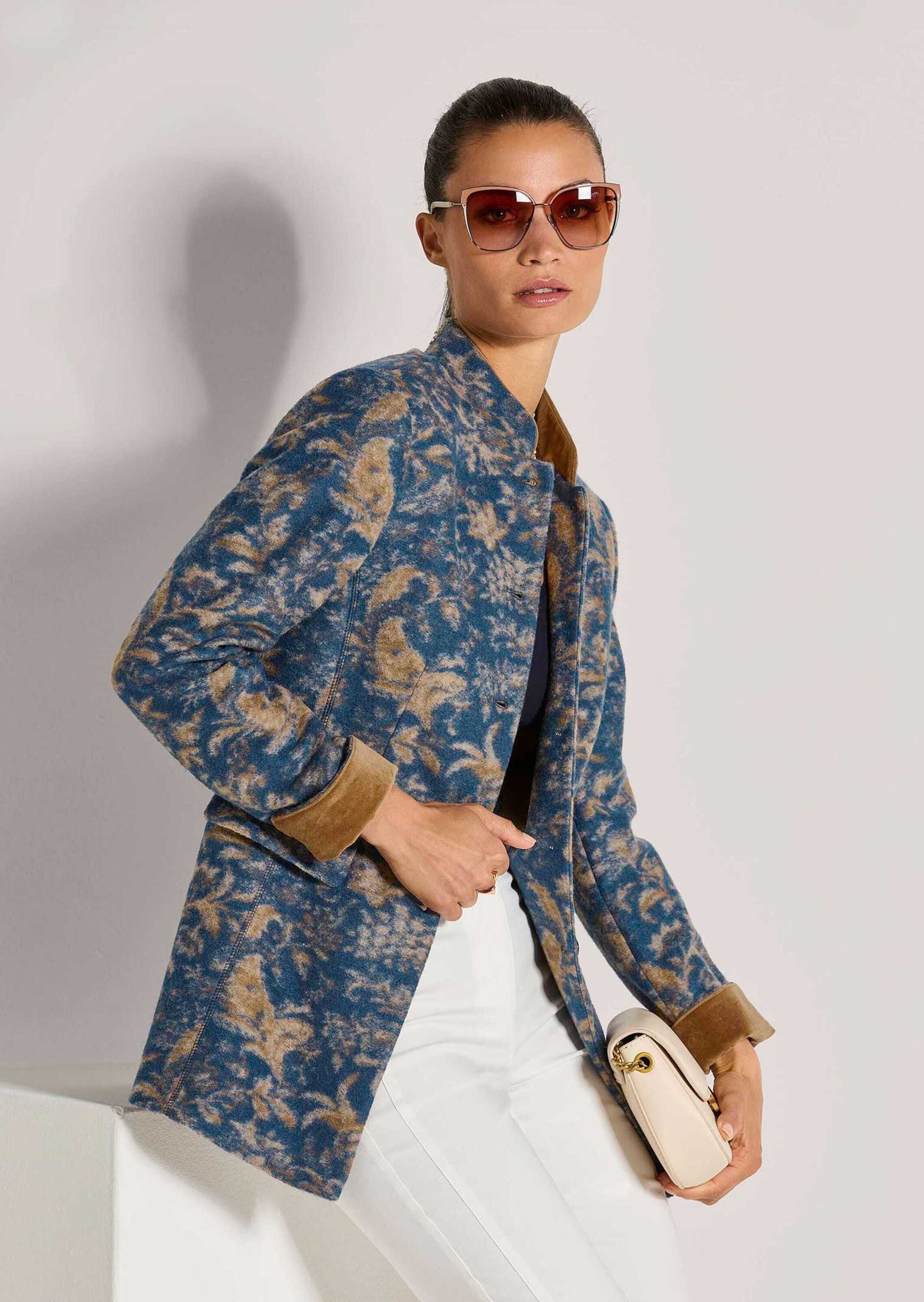 MADELEINE Kurzmantel Eleganter Einreiher mit kunstvollem Print Langarm-Mantel mit All-over-Print, Stehkragen, Pattentaschen