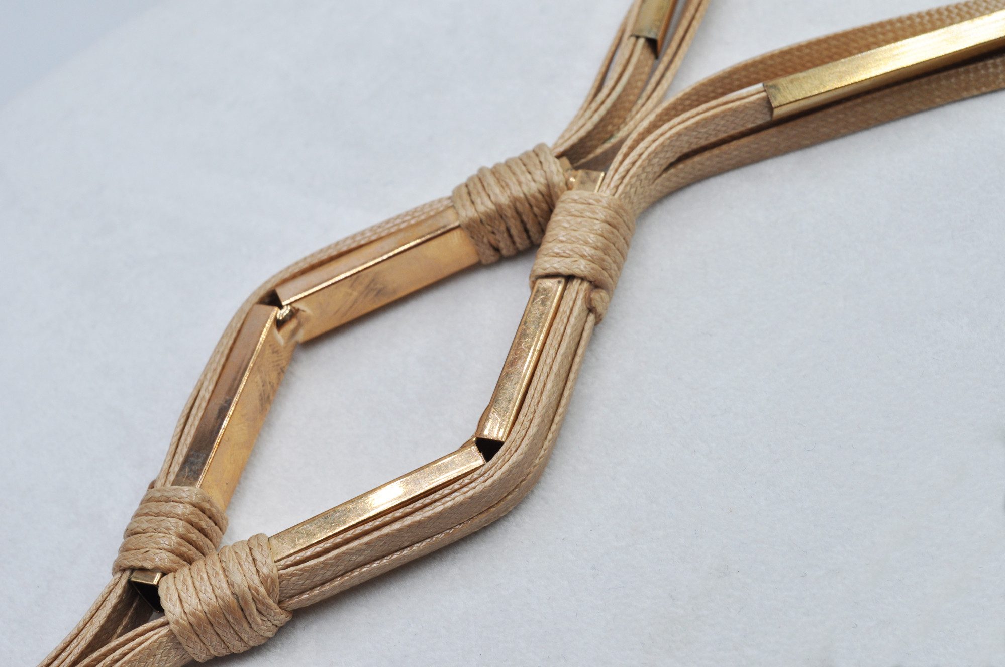 Steuer Collierkettchen mehrreihig beige mit goldfarbener Zierde