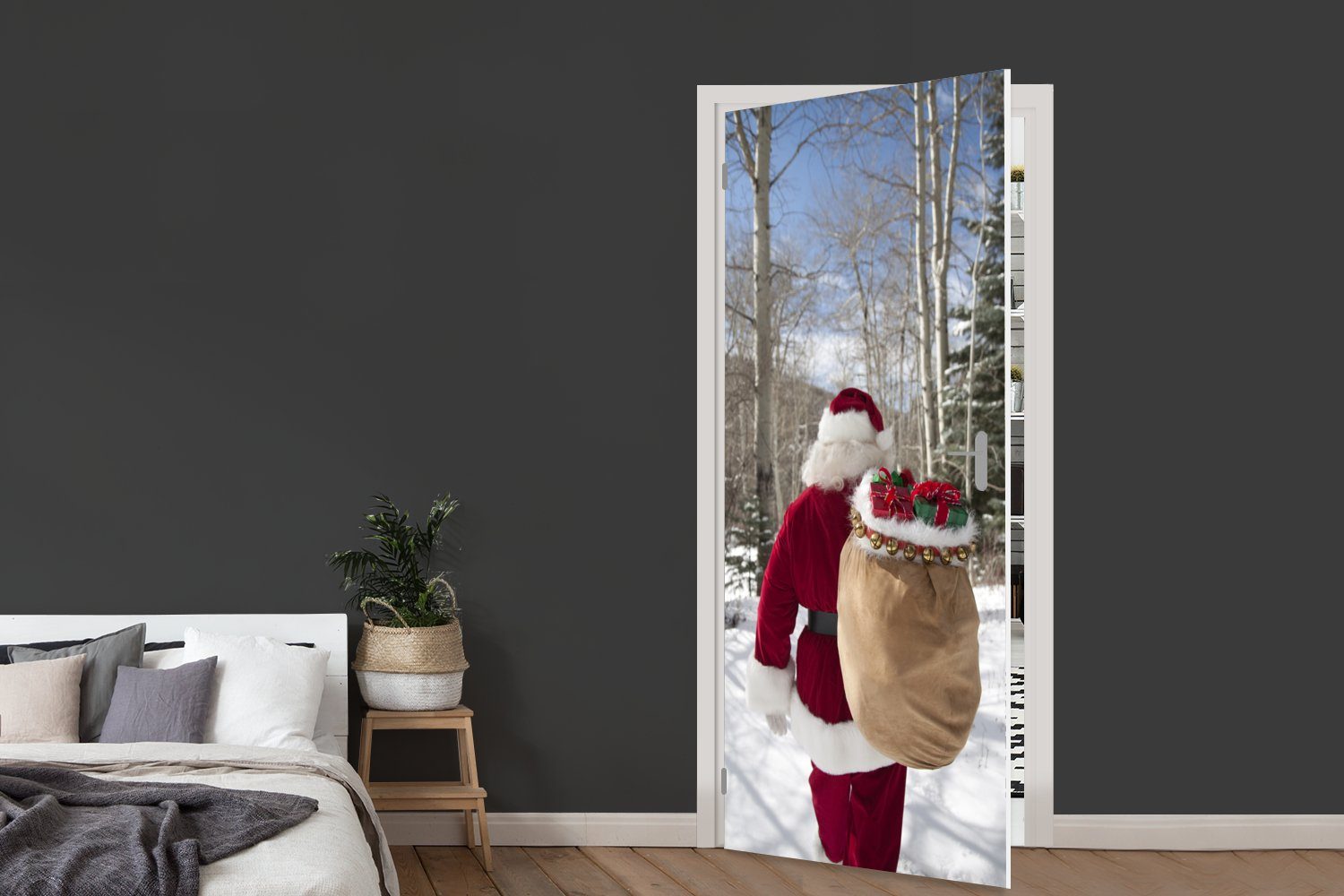 Weihnachtsgeschenke, Der voller für einem Türtapete geht 75x205 mit Tür, (1 bedruckt, Weihnachtsmann Fototapete Matt, St), Sack cm MuchoWow Türaufkleber,
