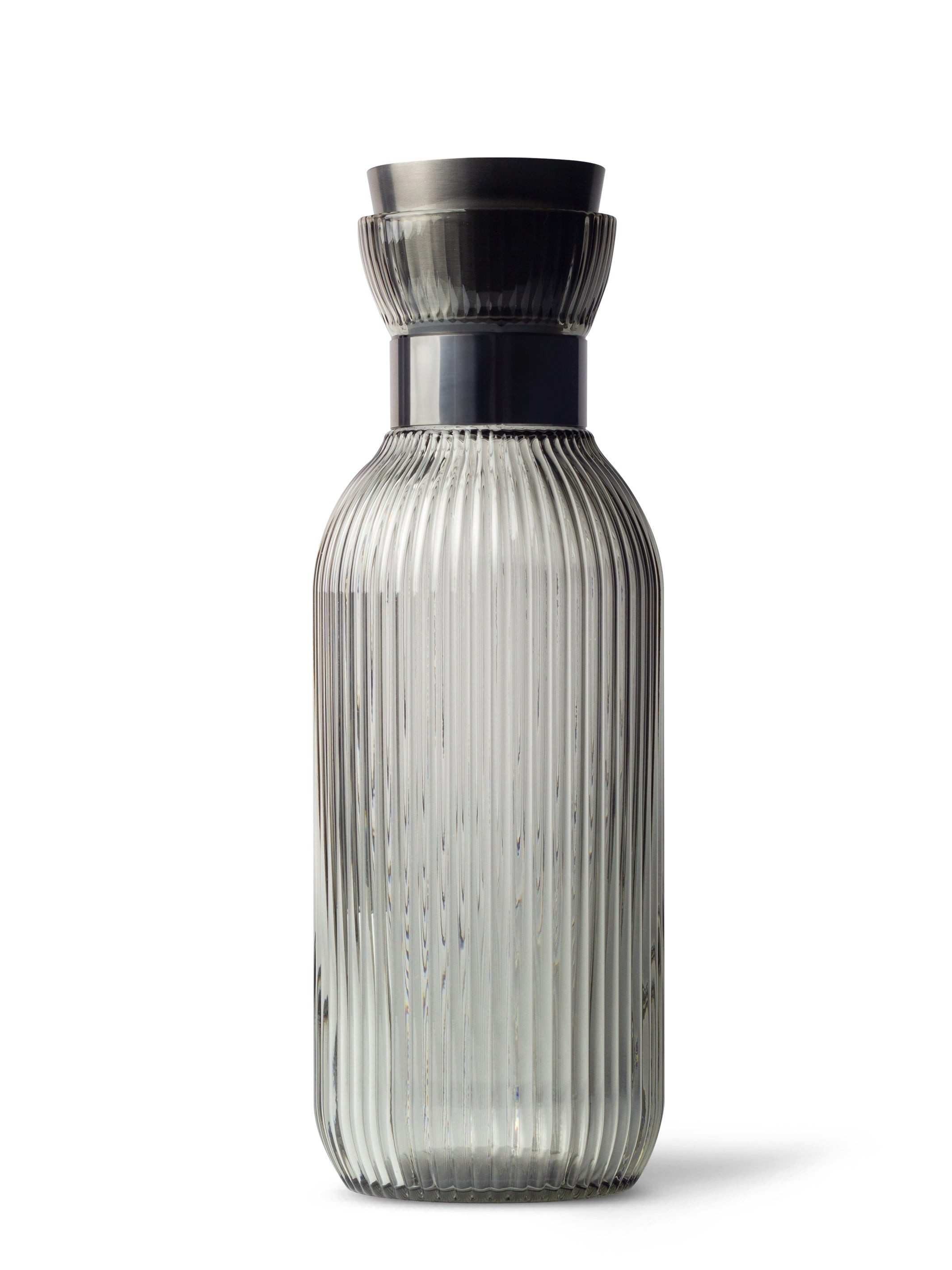 MAMEIDO Wasserkaraffe, aus mundgeblasenem Kristallglas mit edlem Ausgießer in 1 l und 1,5 l