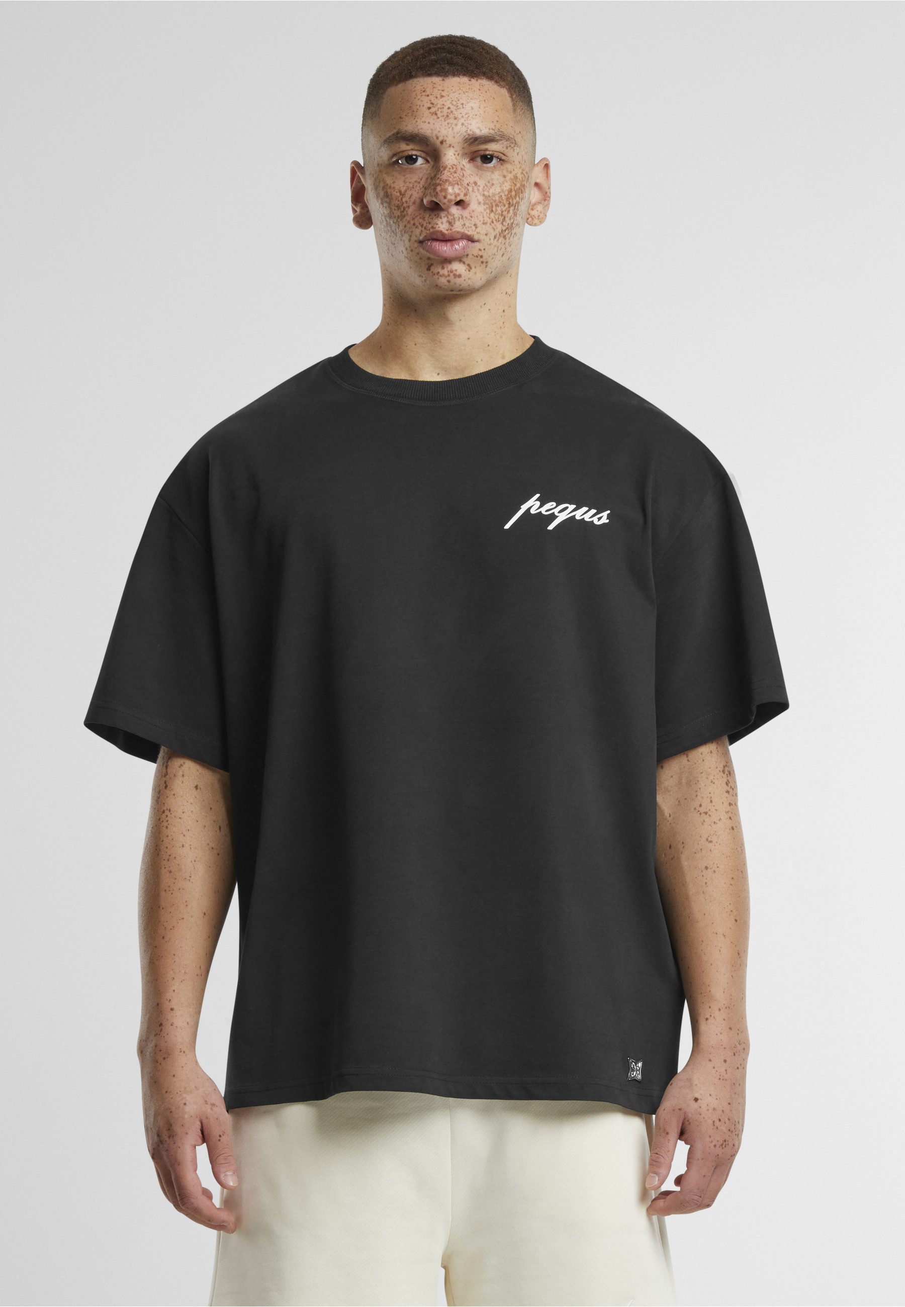 PEQUS T-Shirt PEQUS PEQUS Chest Logo T-Shirt (1-tlg)
