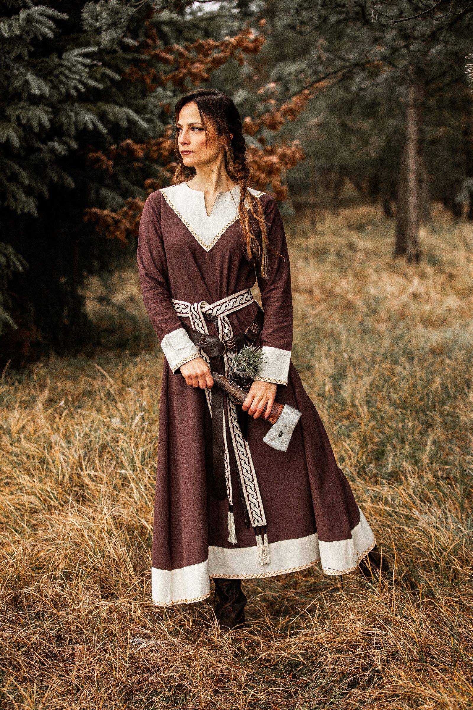 Leonardo Carbone Wikinger-Kostüm Kleid "Jorunn" mit Kreuzstich-Details, V-Ausschnitt, fließendes Design