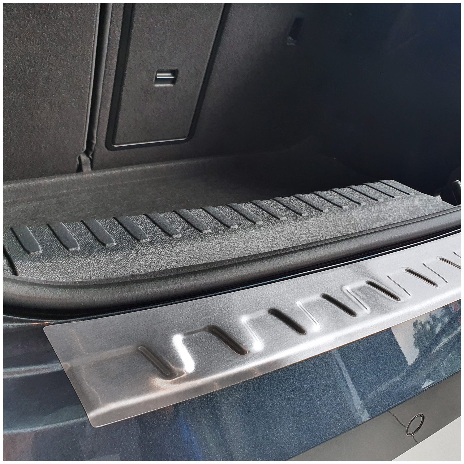 teileplus24 Ladekantenschutz AL150 Aluminium kompatibel mit Seat Leon 4 KL Stufenheck ab 2020-