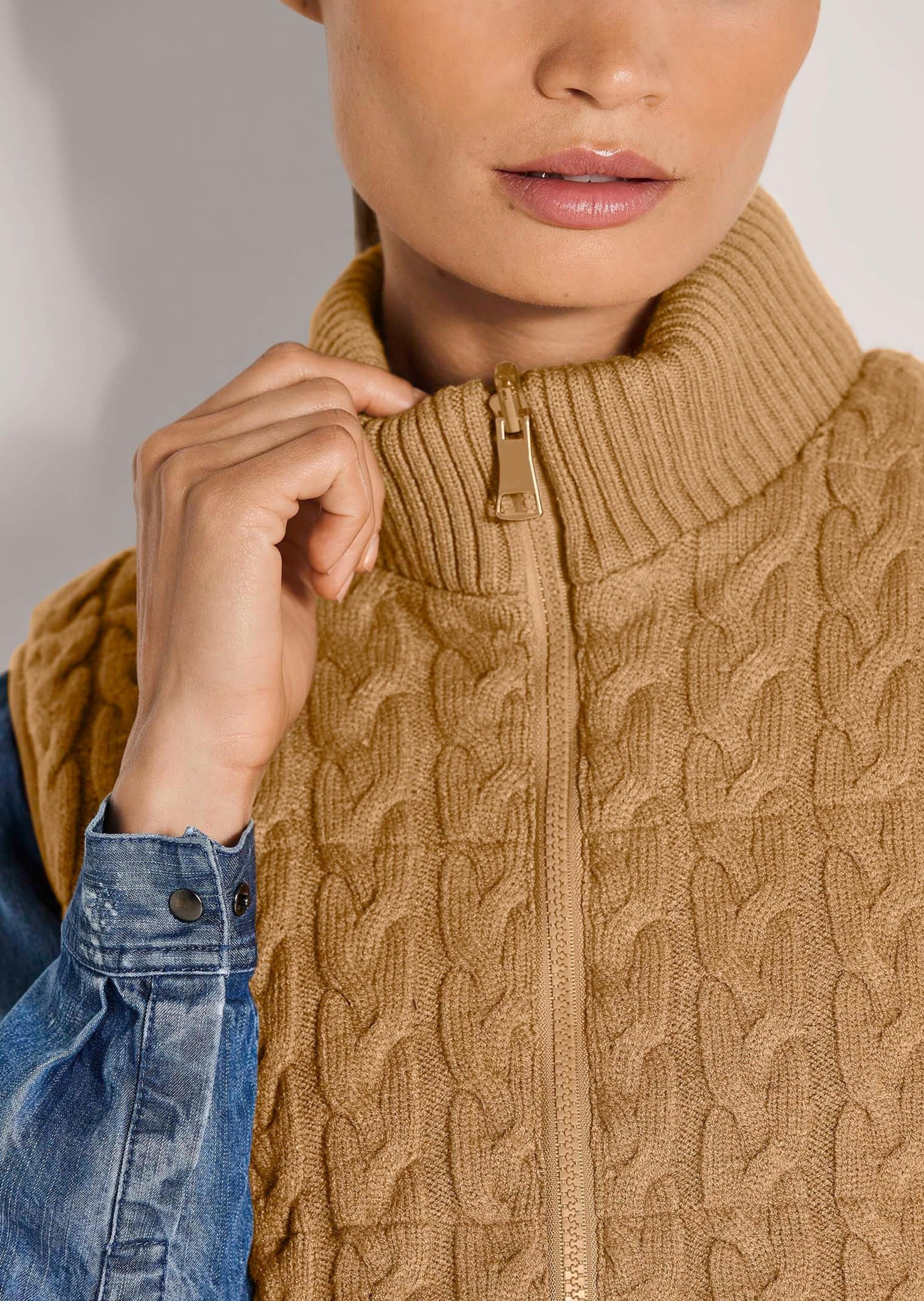 MADELEINE Kurzweste Strickweste mit Zopfmuster Zweifarbige Weste mit Stehkragen und Reißverschluss