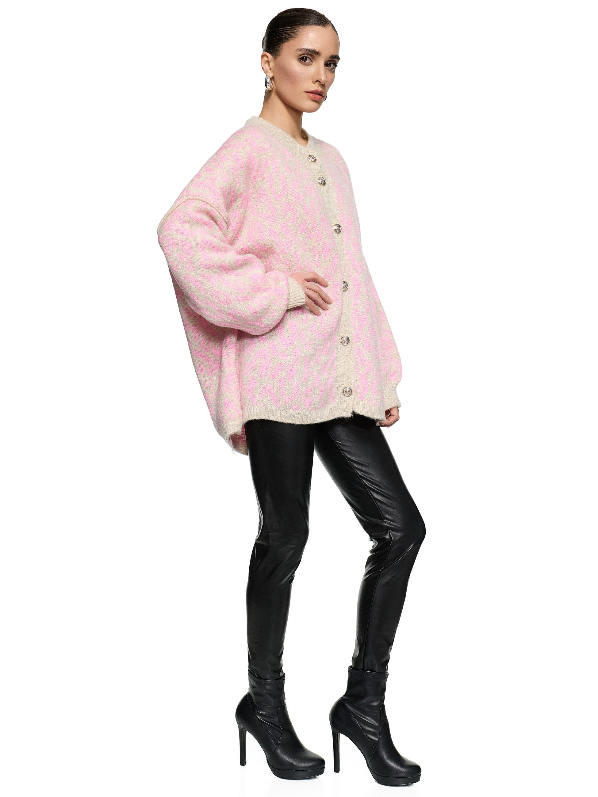 Worldclassca Cardigan WORLDCLASSCA Damen Cardigan Oversize Strickjacke Knöpfen Leopard Look Neue Kollektion - Stilvolle und gemütliche Strickmode für Damen – Bild 3 von 5