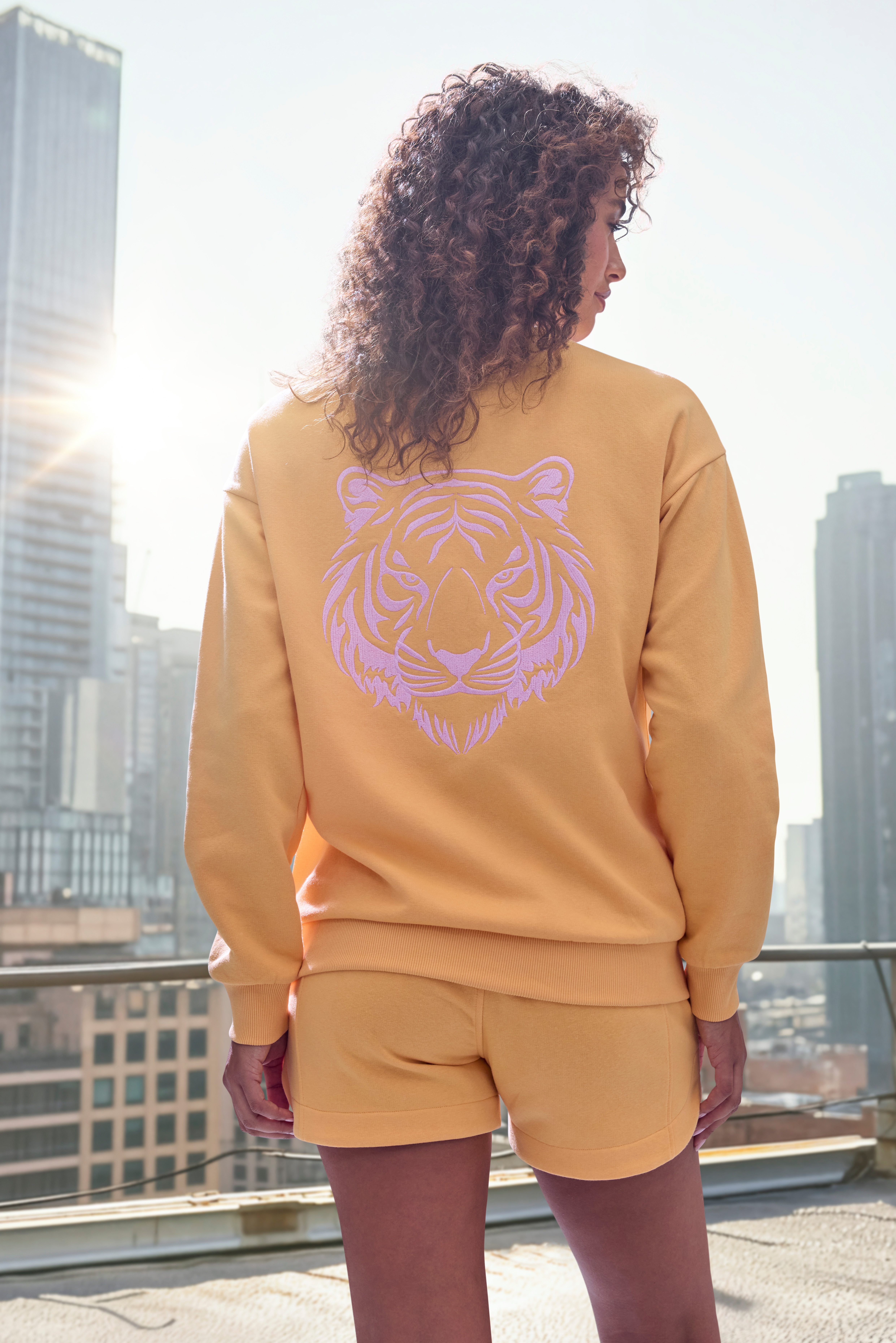 Buffalo Sweater mit toller Stickerei auf der Rückseite