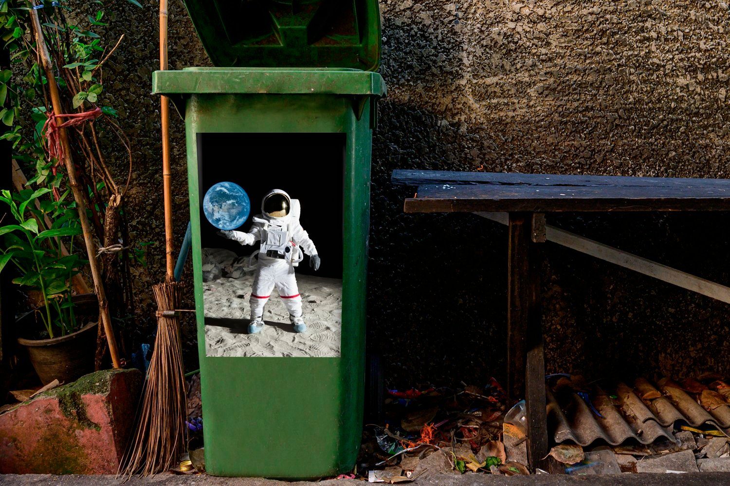 Abfalbehälter MuchoWow St), Container, Mülleimer-aufkleber, - - Astronaut Sticker, Mond Erde (1 Mülltonne, Wandsticker