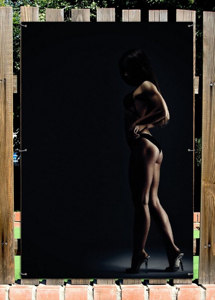 Thumbnail - Wallario Sichtschutzzaunmatten Sexy Frau im Dunkeln - Schatten, Silhouetten, Muskeln