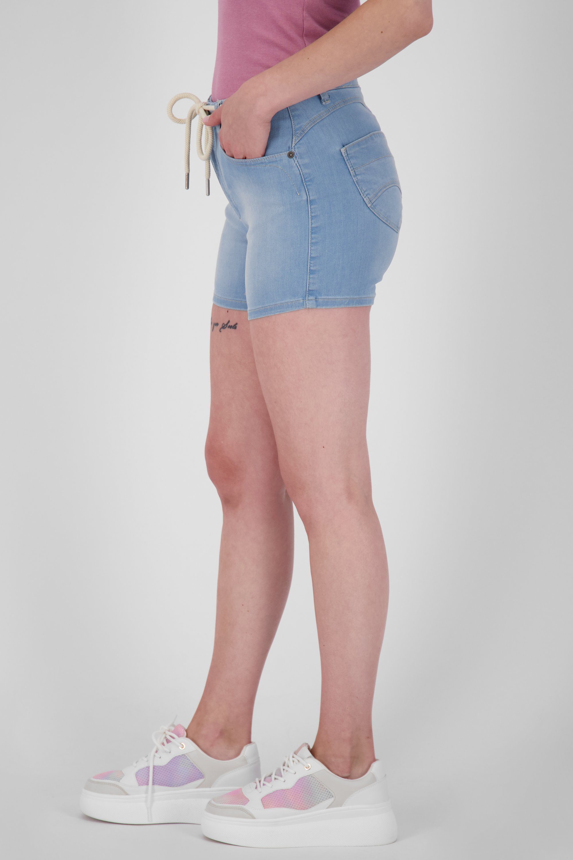 DNM denim light Damen Kickin A Hose & washed Jeansshorts, Alife Shorts kurze JanaAK Shorts