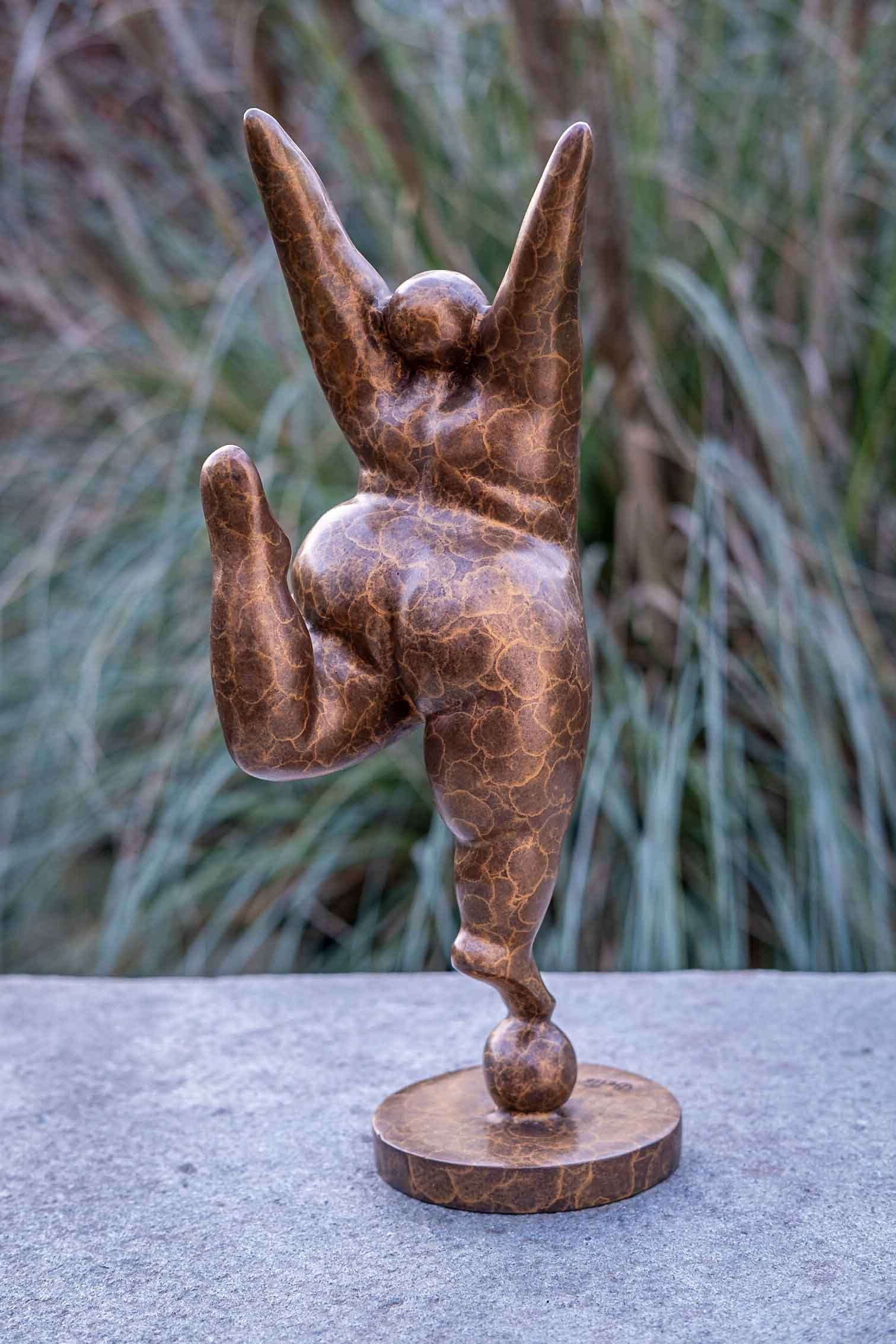 Die "Belle und Bronze-Skulptur Regen Dame Gartenfigur robust gegen IDYL Bronze Fette und patiniert. – in Fleur", Wachsausschmelzverfahren Bronze werden Langlebig von Frost, gegossen UV-Strahlung. IDYL Hand witterungsbeständig sehr in – Modelle –